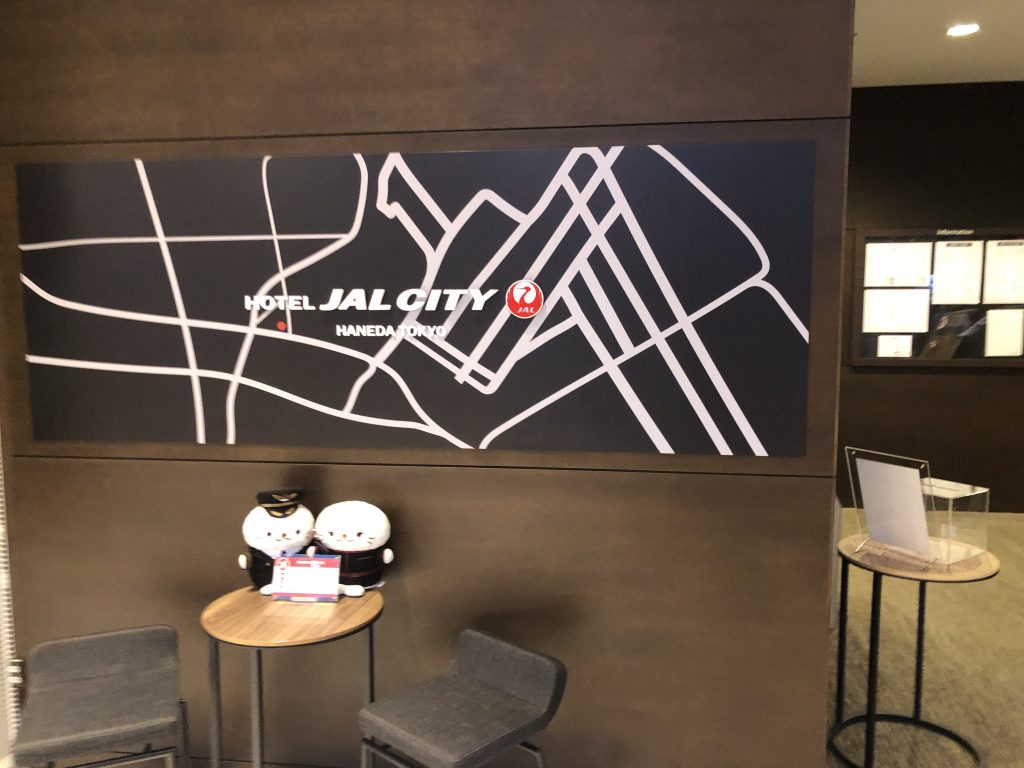 テーブルの上に置かれた椅子