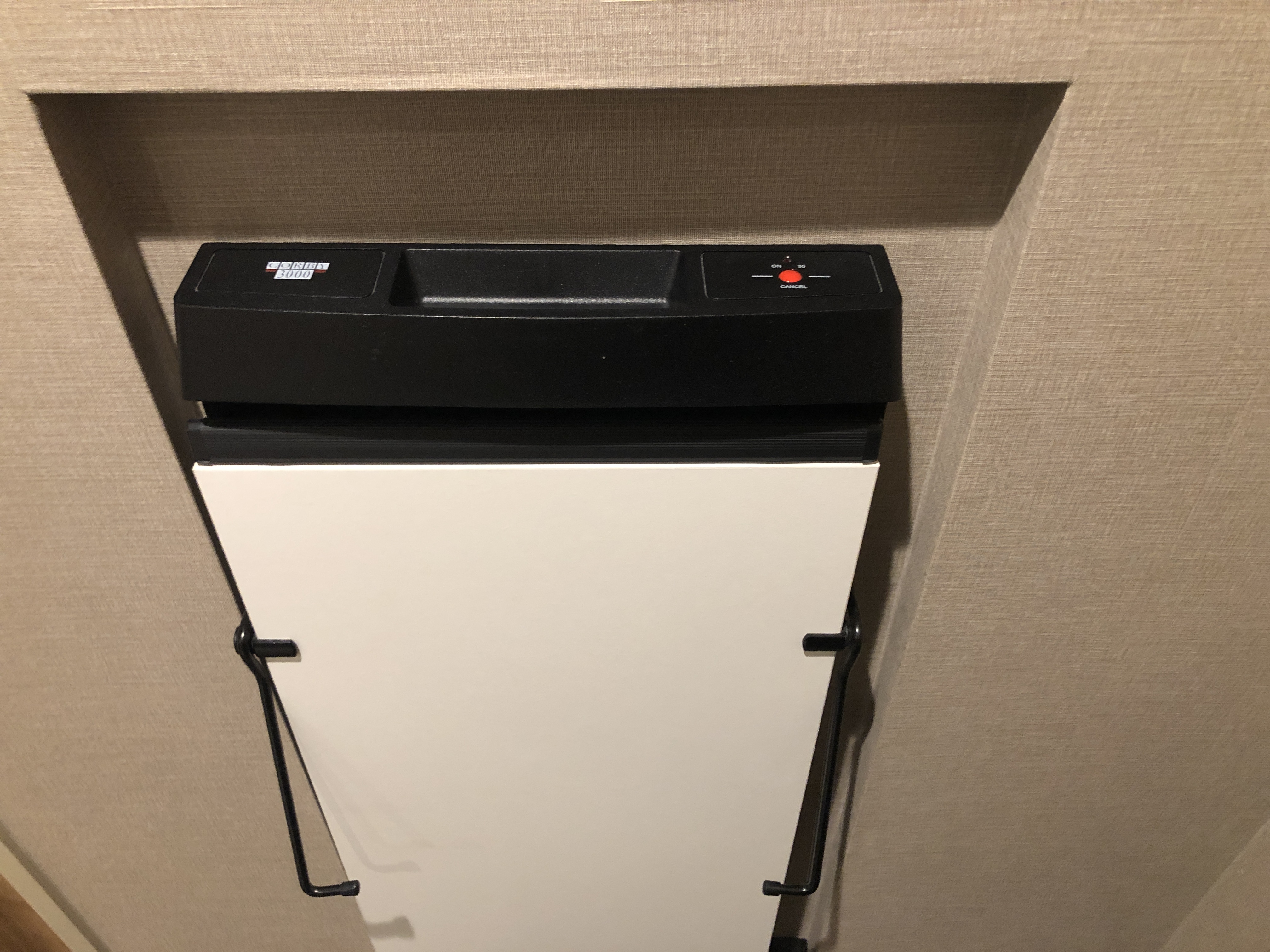 パソコンの前に立っている