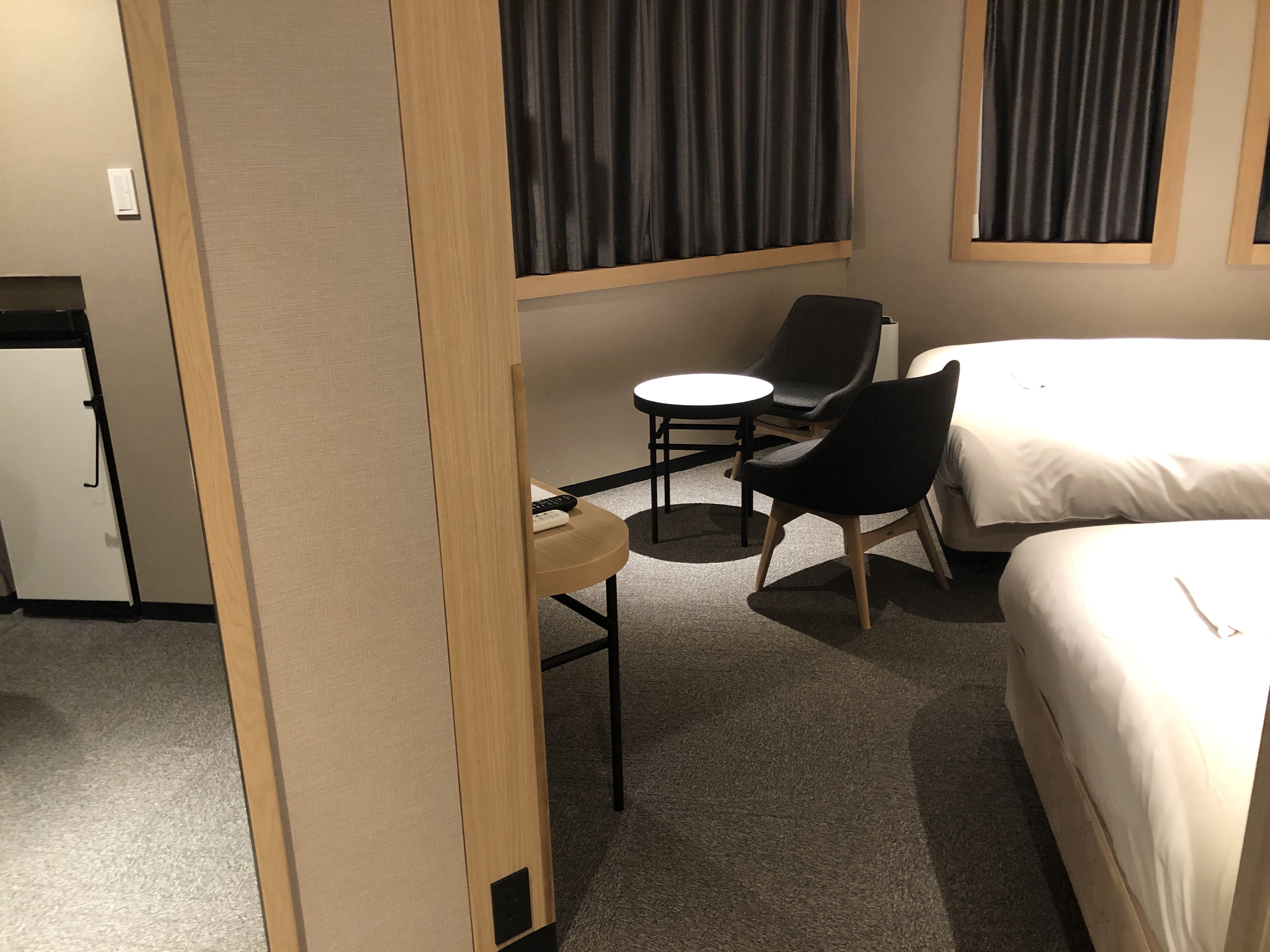 部屋の隅に置かれた椅子