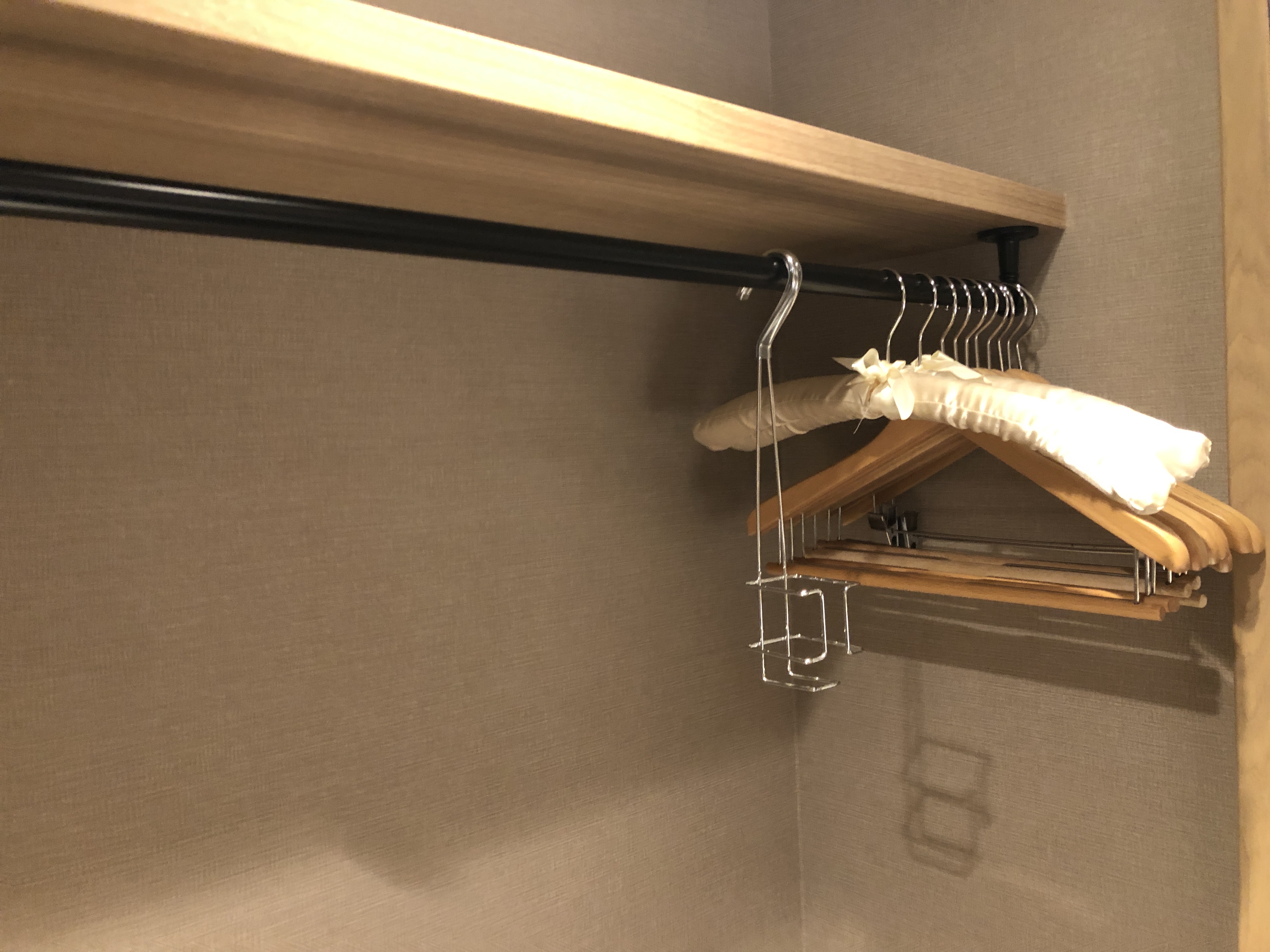 部屋の隅に置かれている