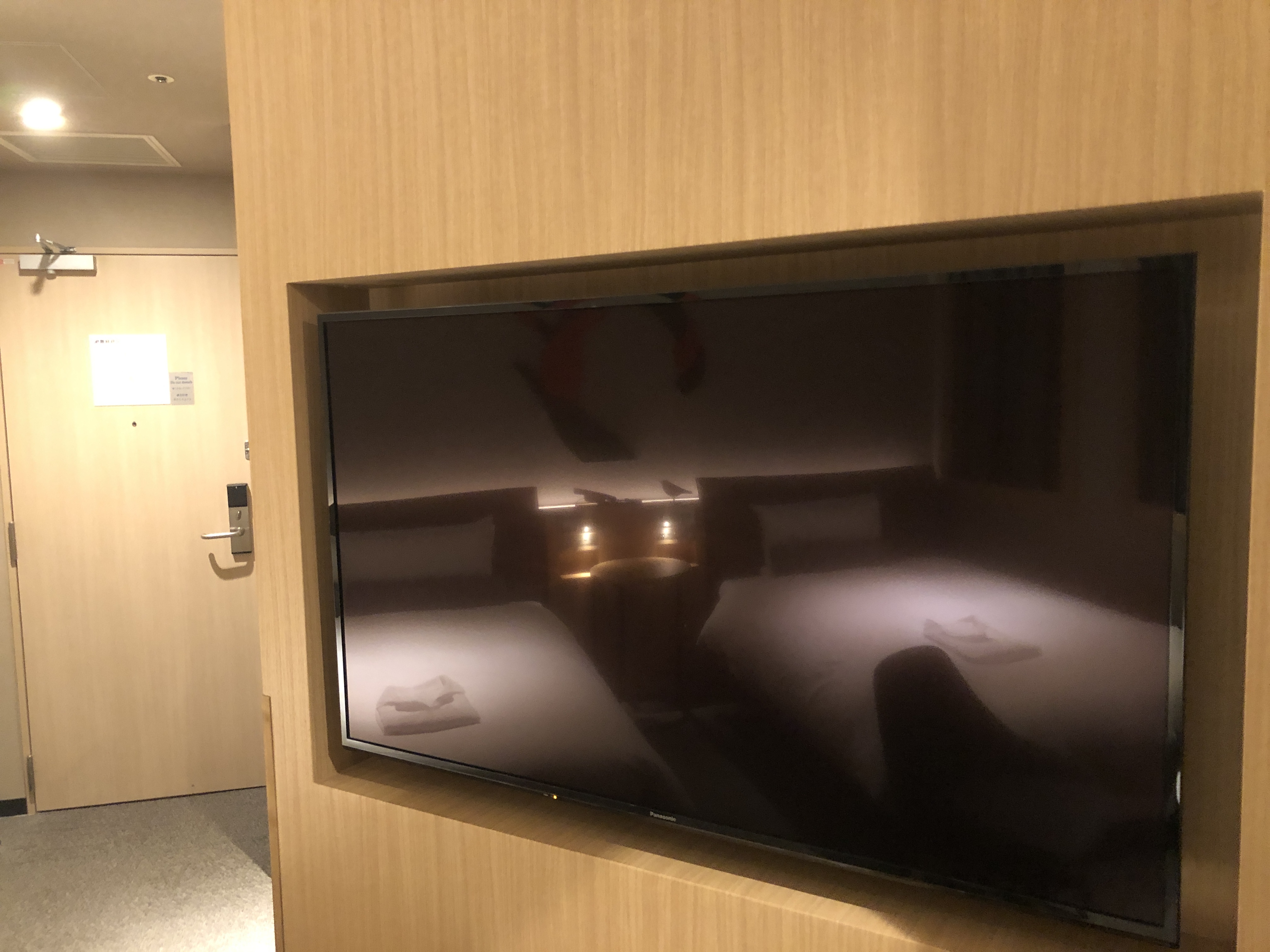 ドアの横にあるテレビ