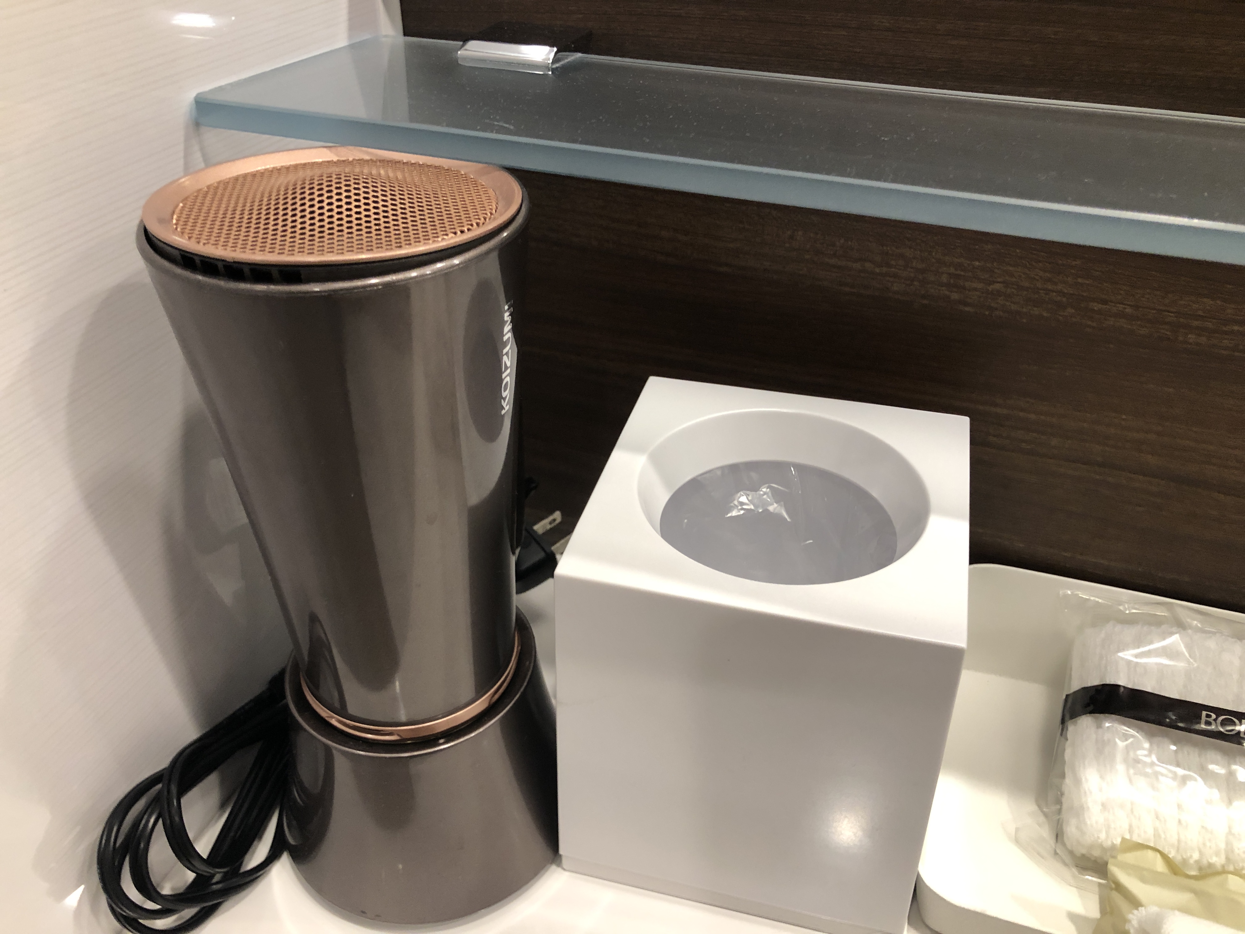 テーブルの上にあるコーヒーメーカー