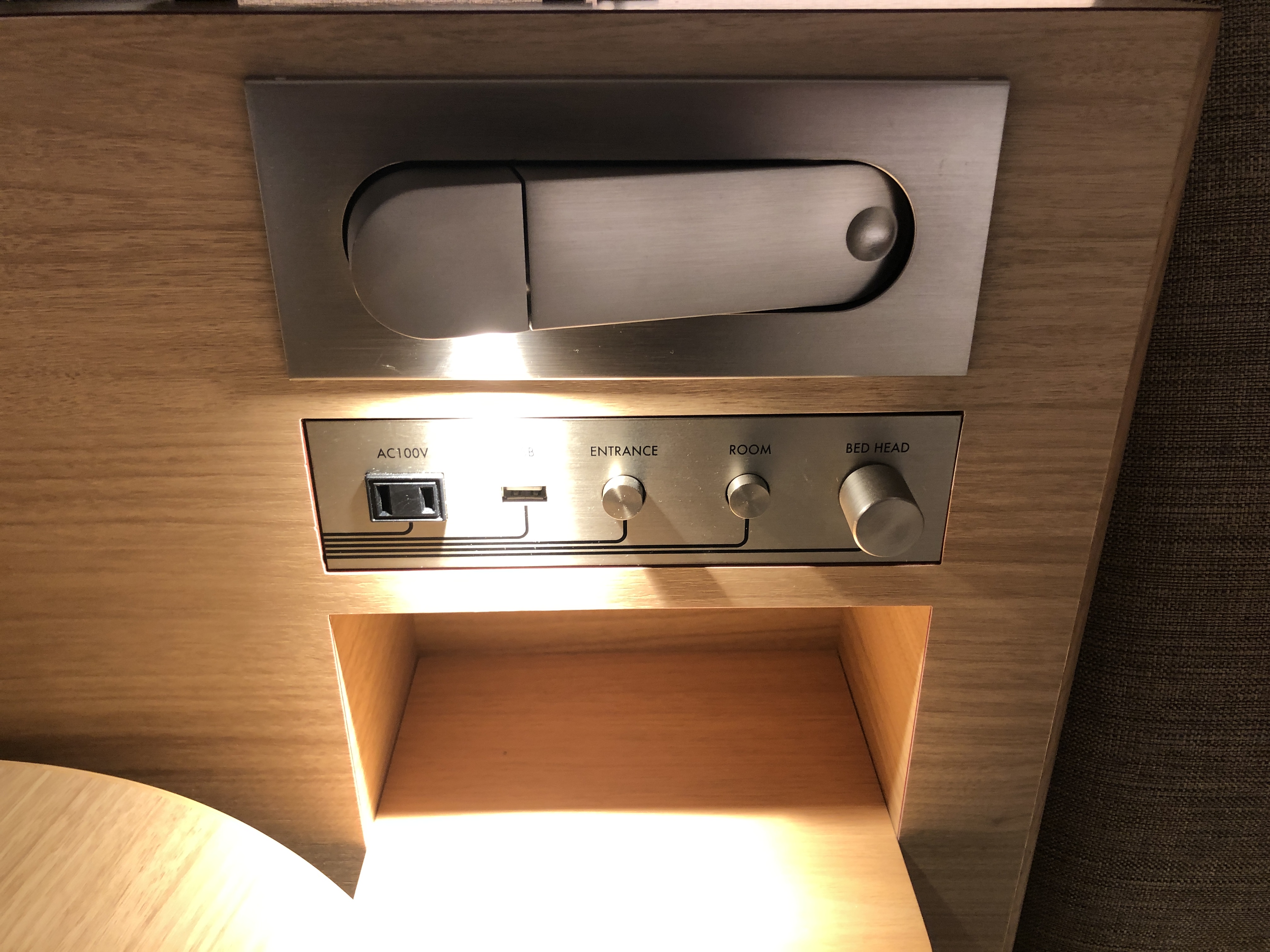 電子レンジの上に置かれている