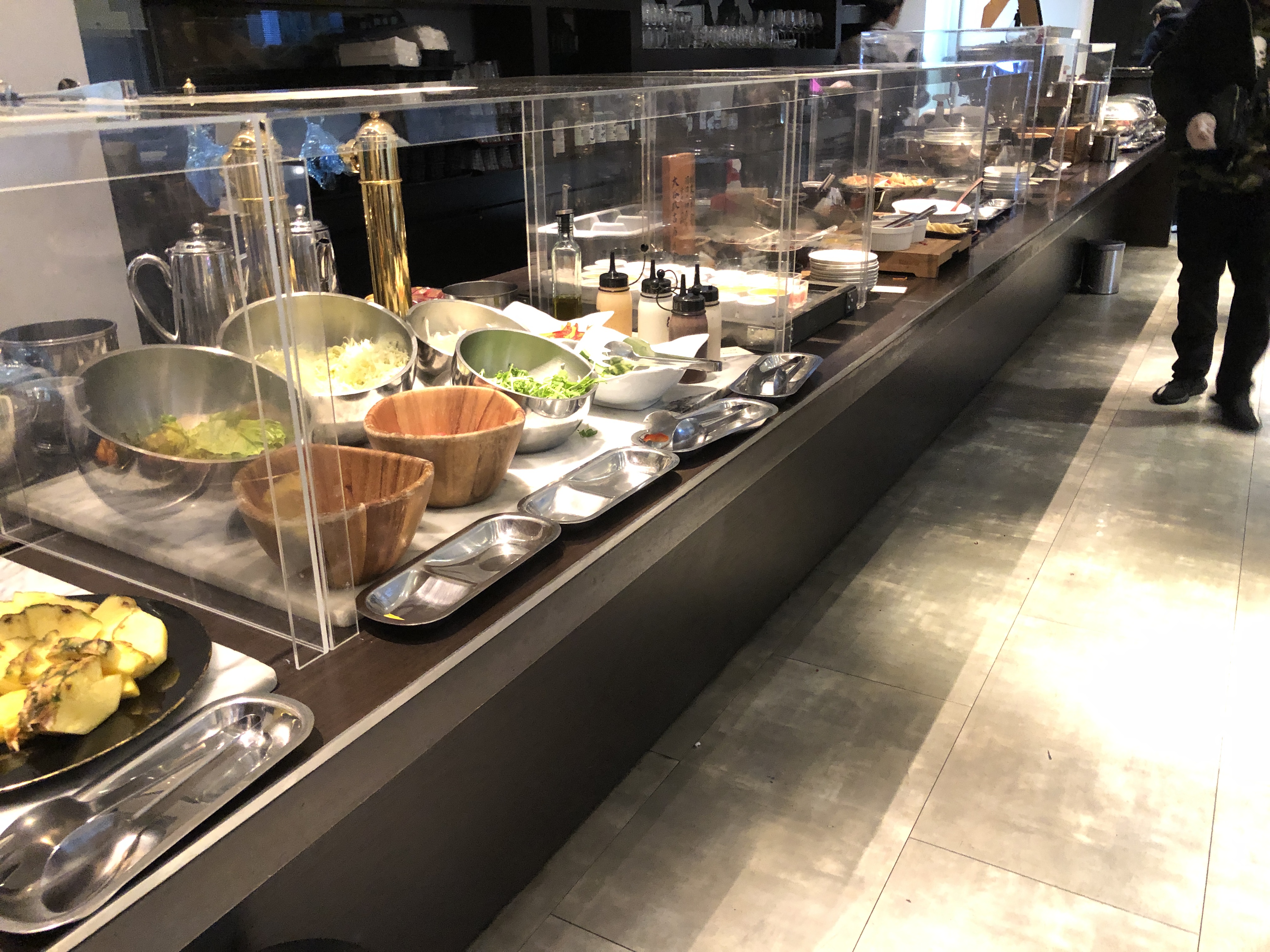 カウンターに置いている様々な料理