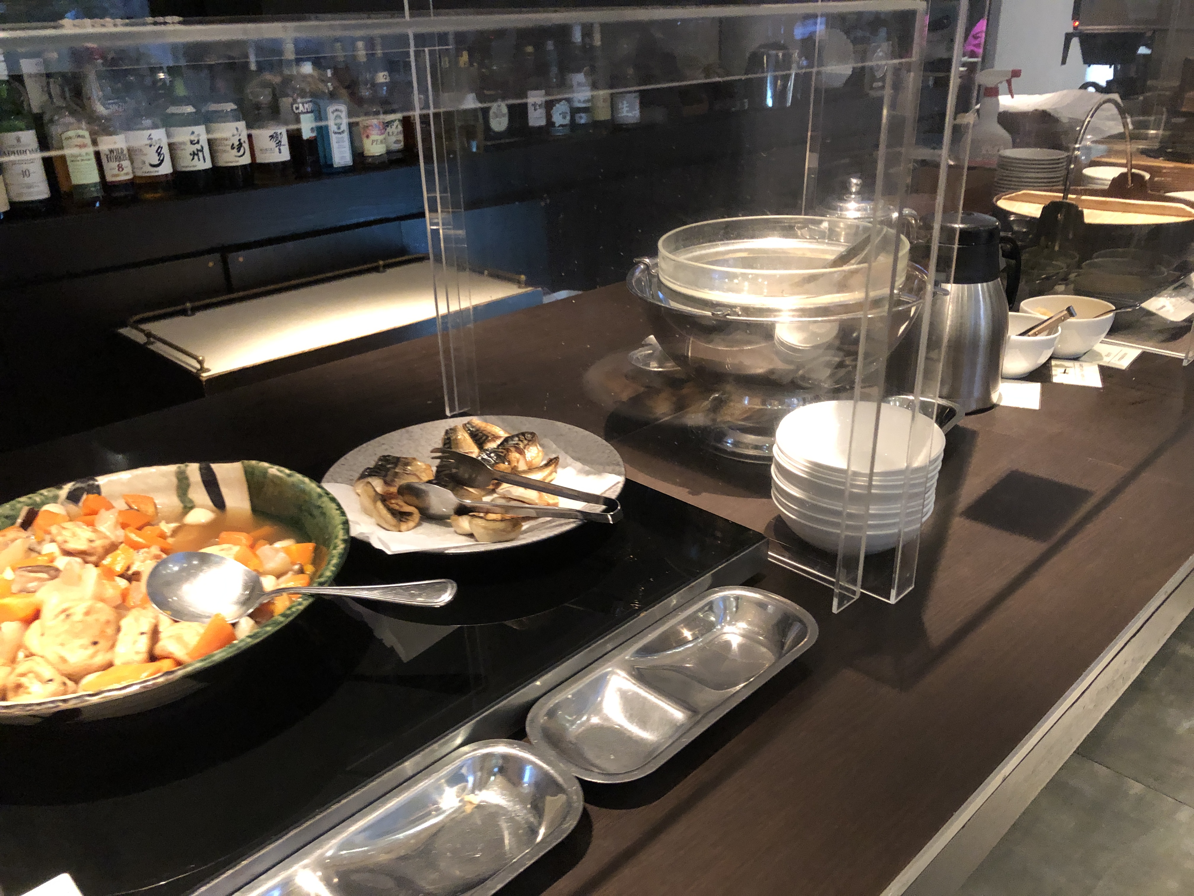 テーブルの上に置かれた料理とワイングラス