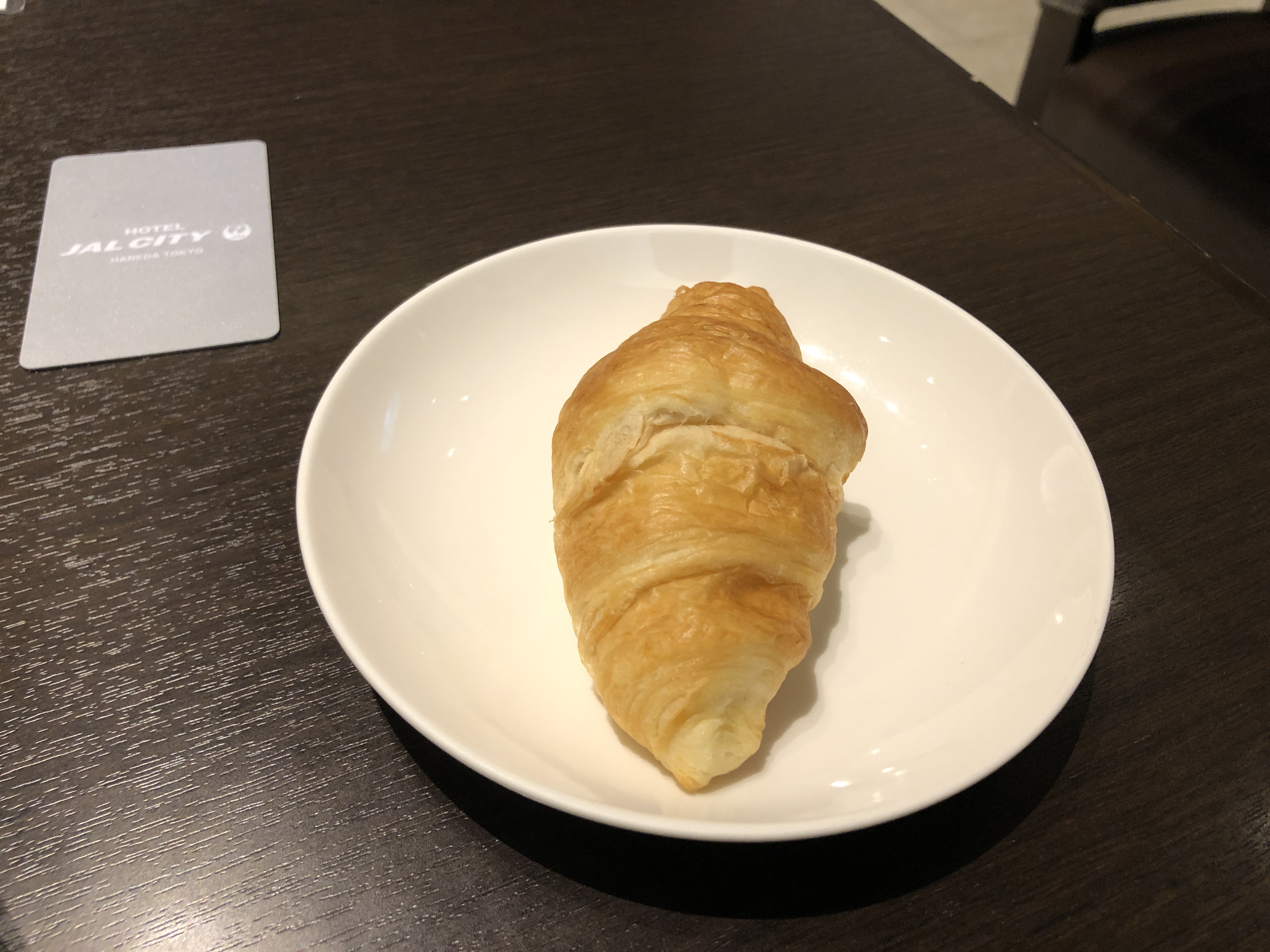 皿の上のドーナツと飲み物