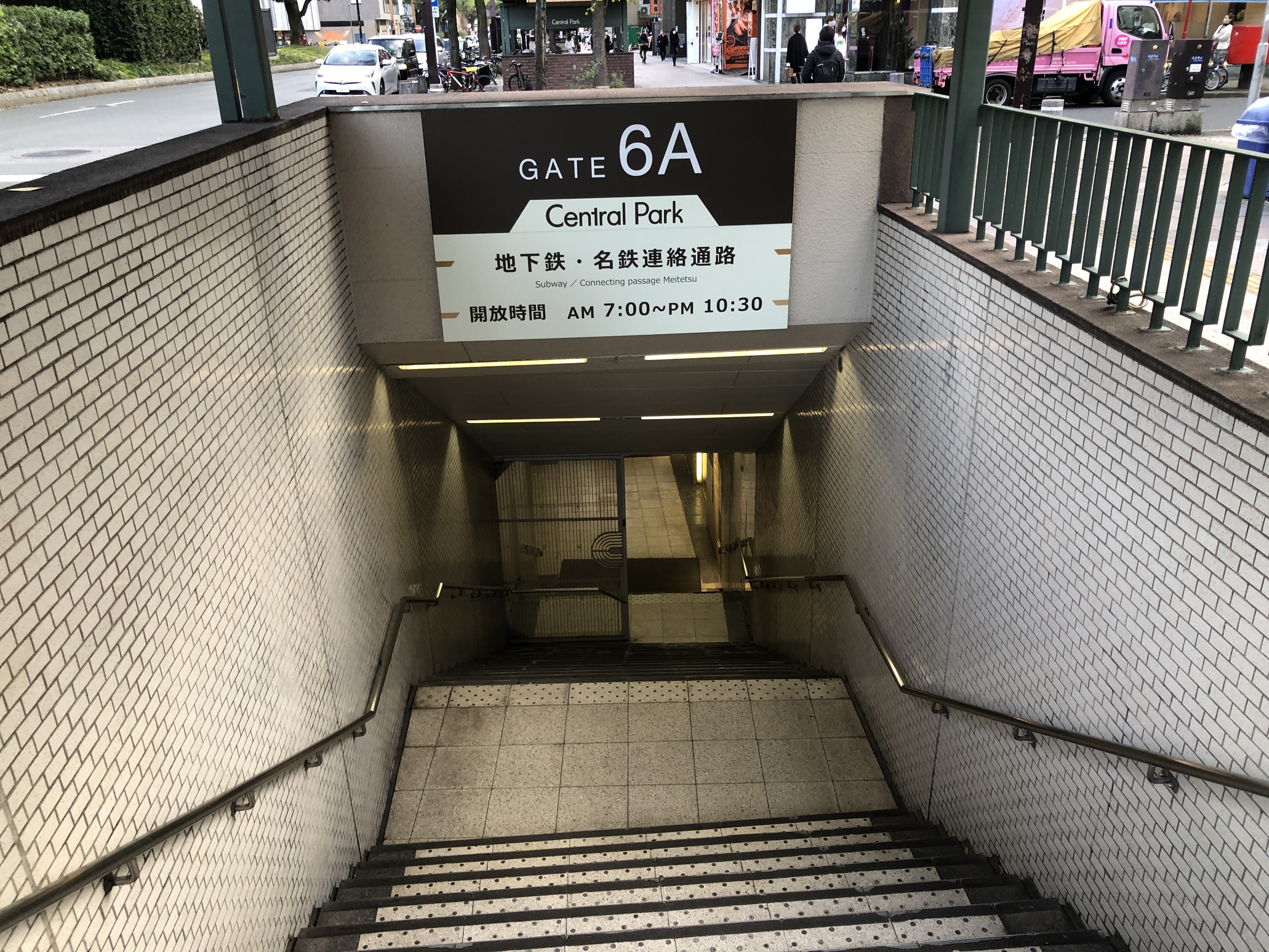歩道に置かれたベンチ