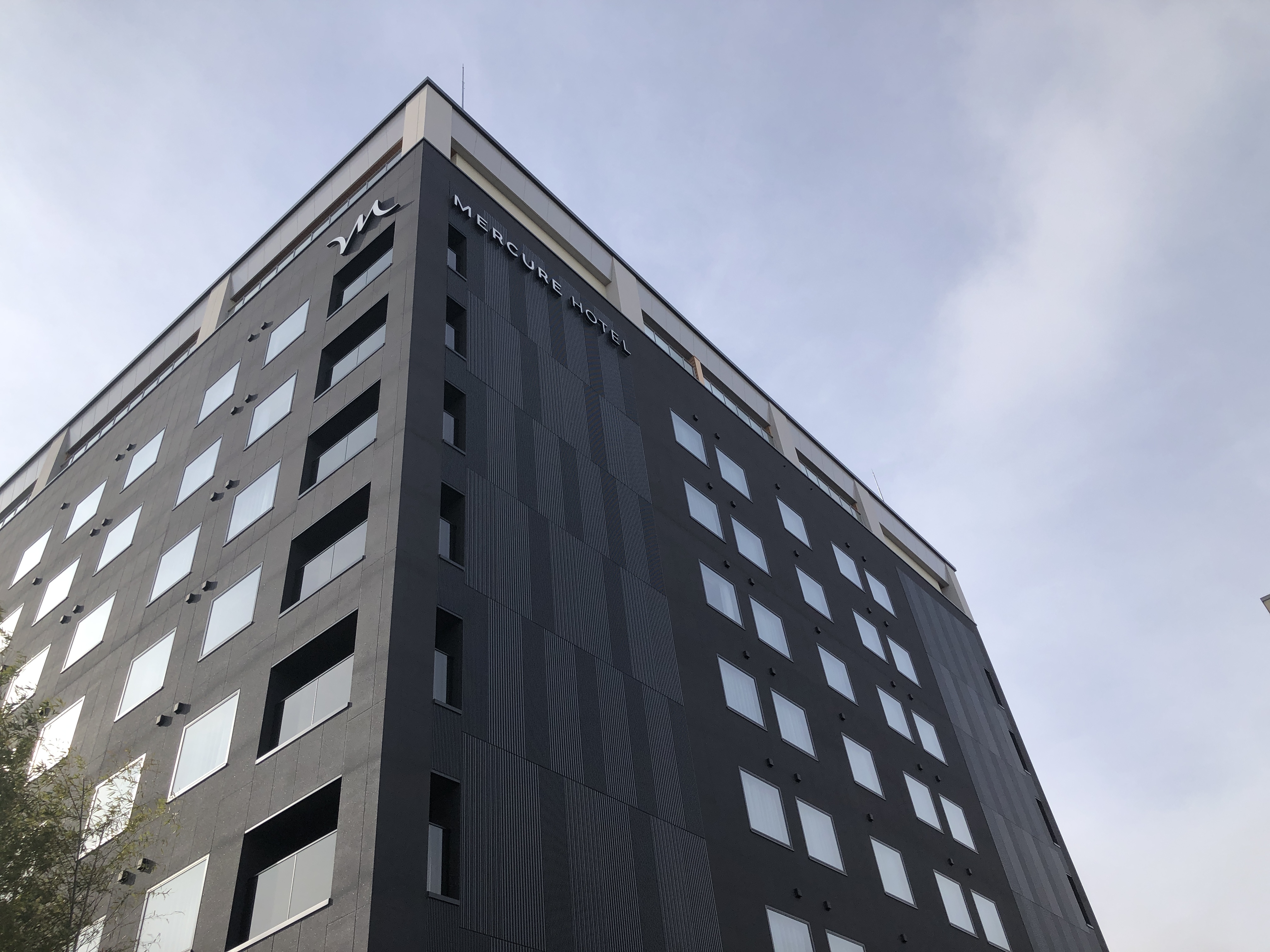 建物の前に立っている高層ビル