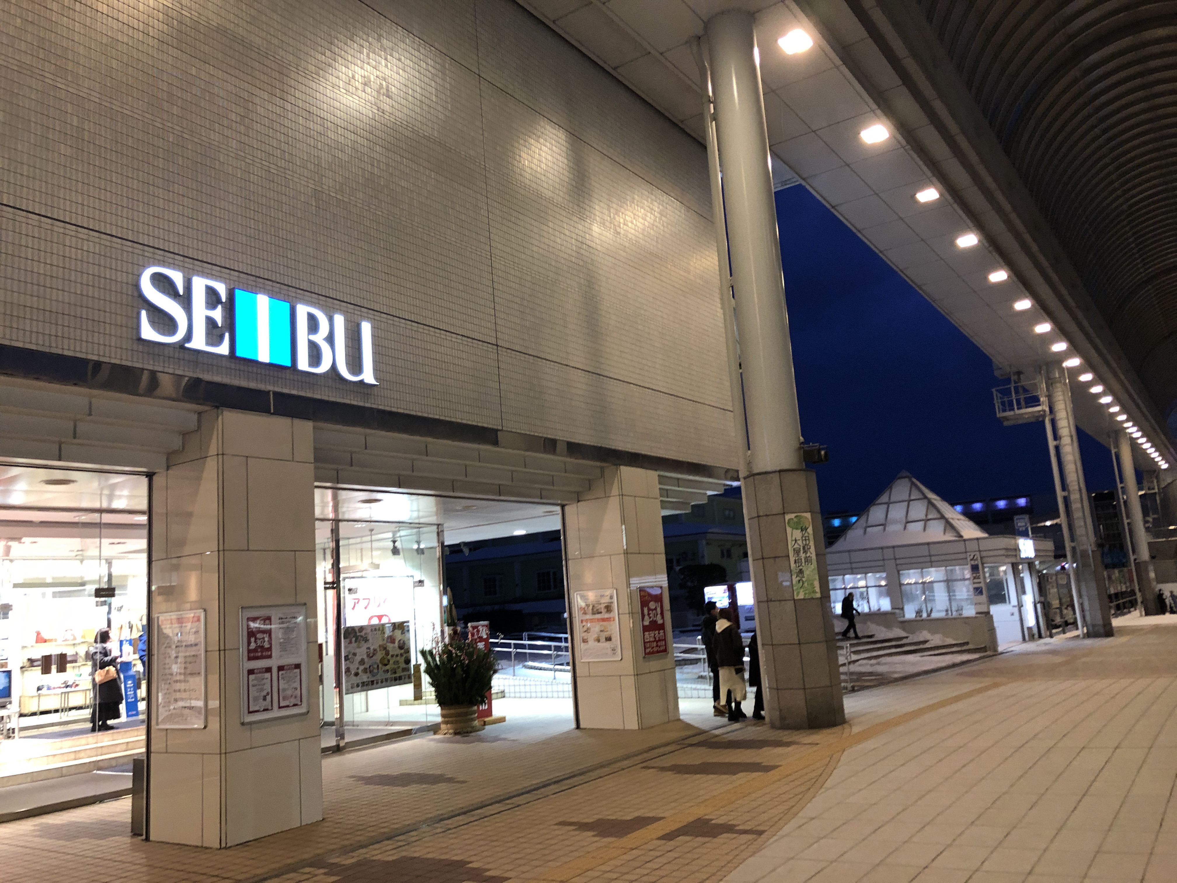 歩道の隣に店
