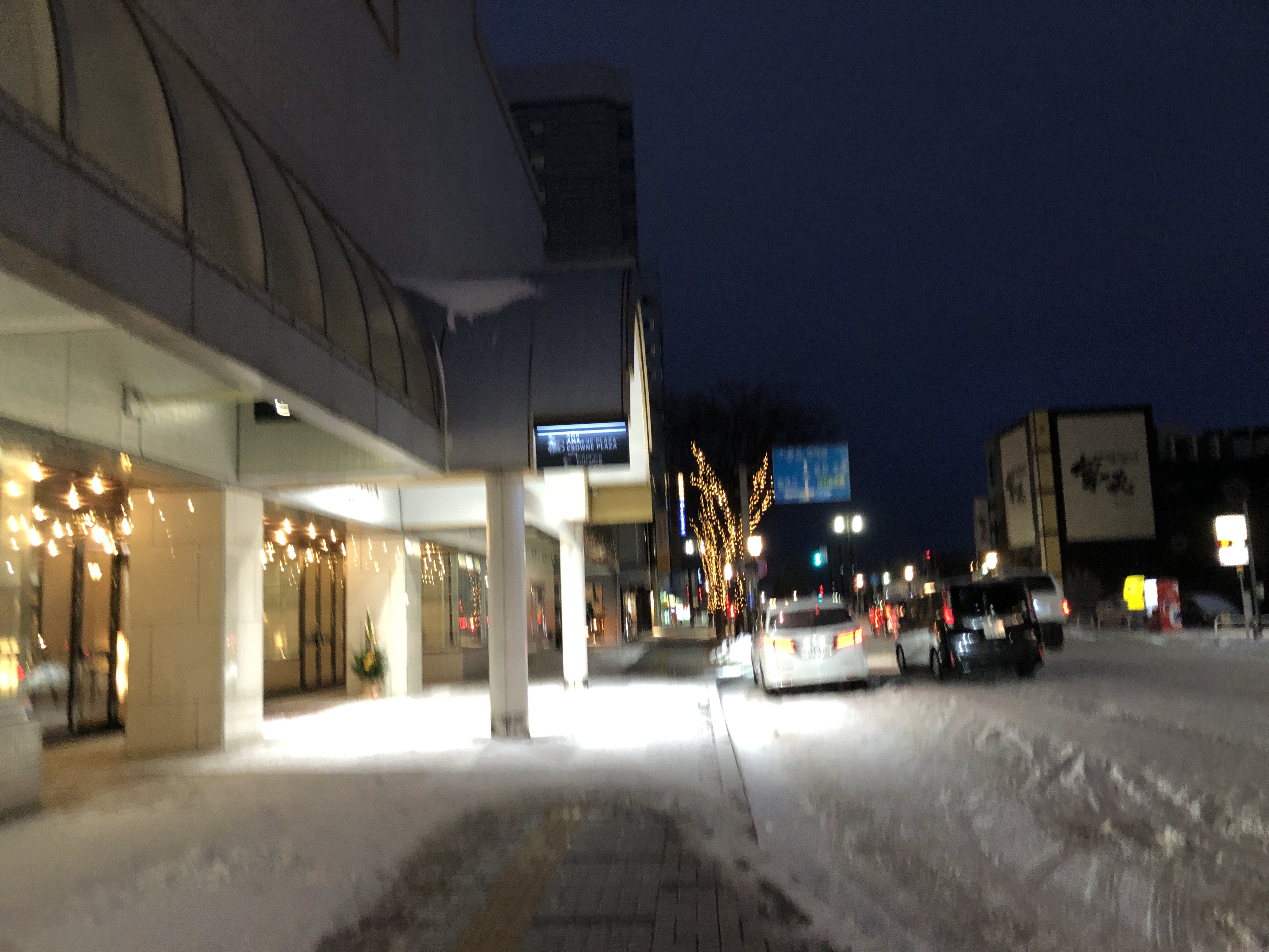 夜の街の道路