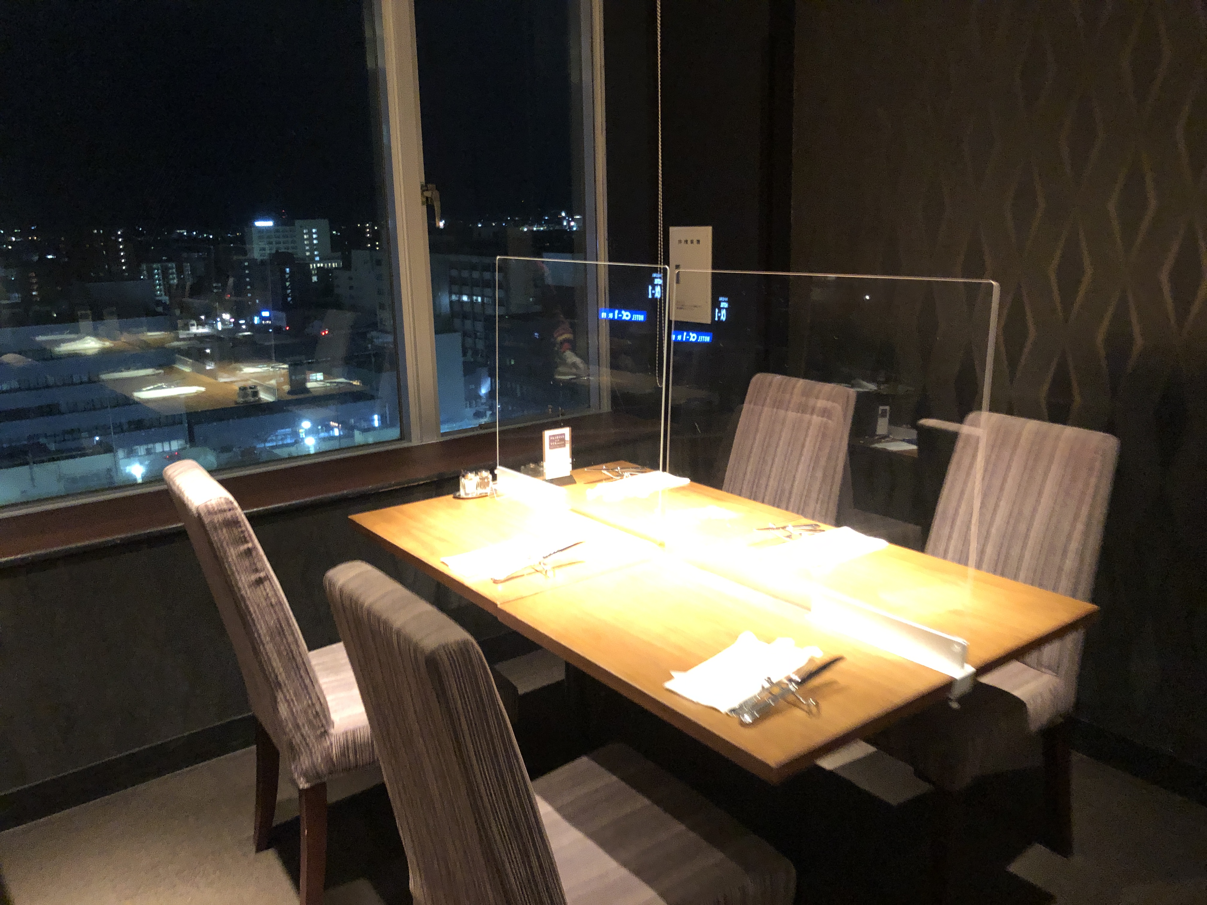 机の上に置かれている部屋