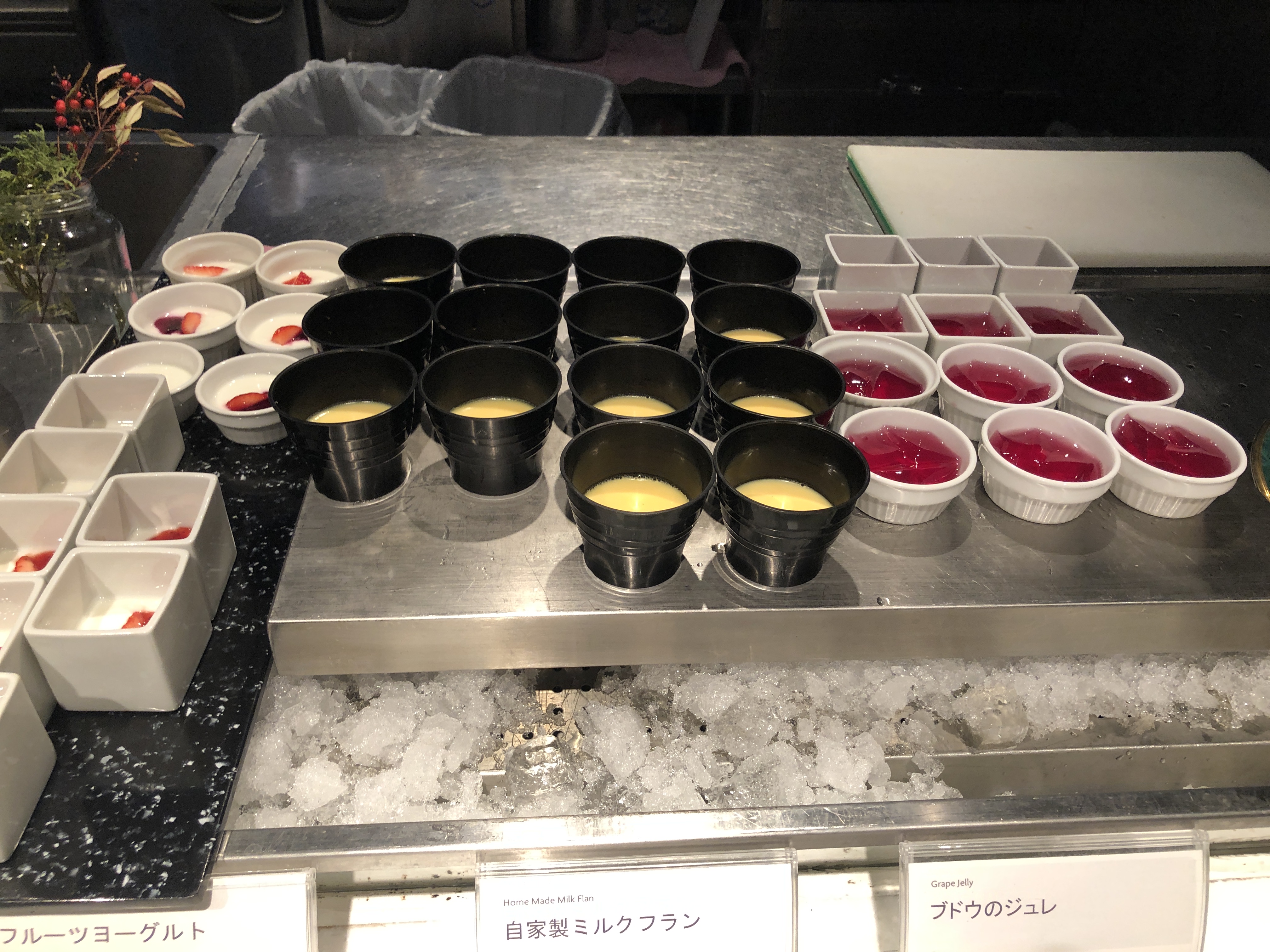 トレイの上にある数種類のドーナツ