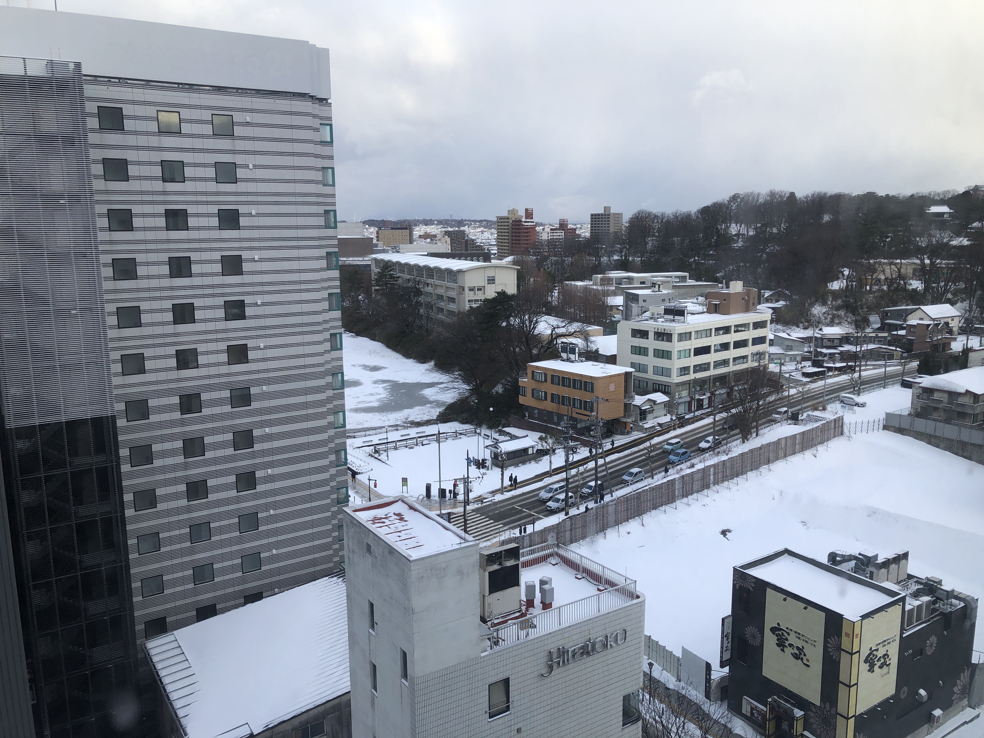 雪が積もっている高層ビル