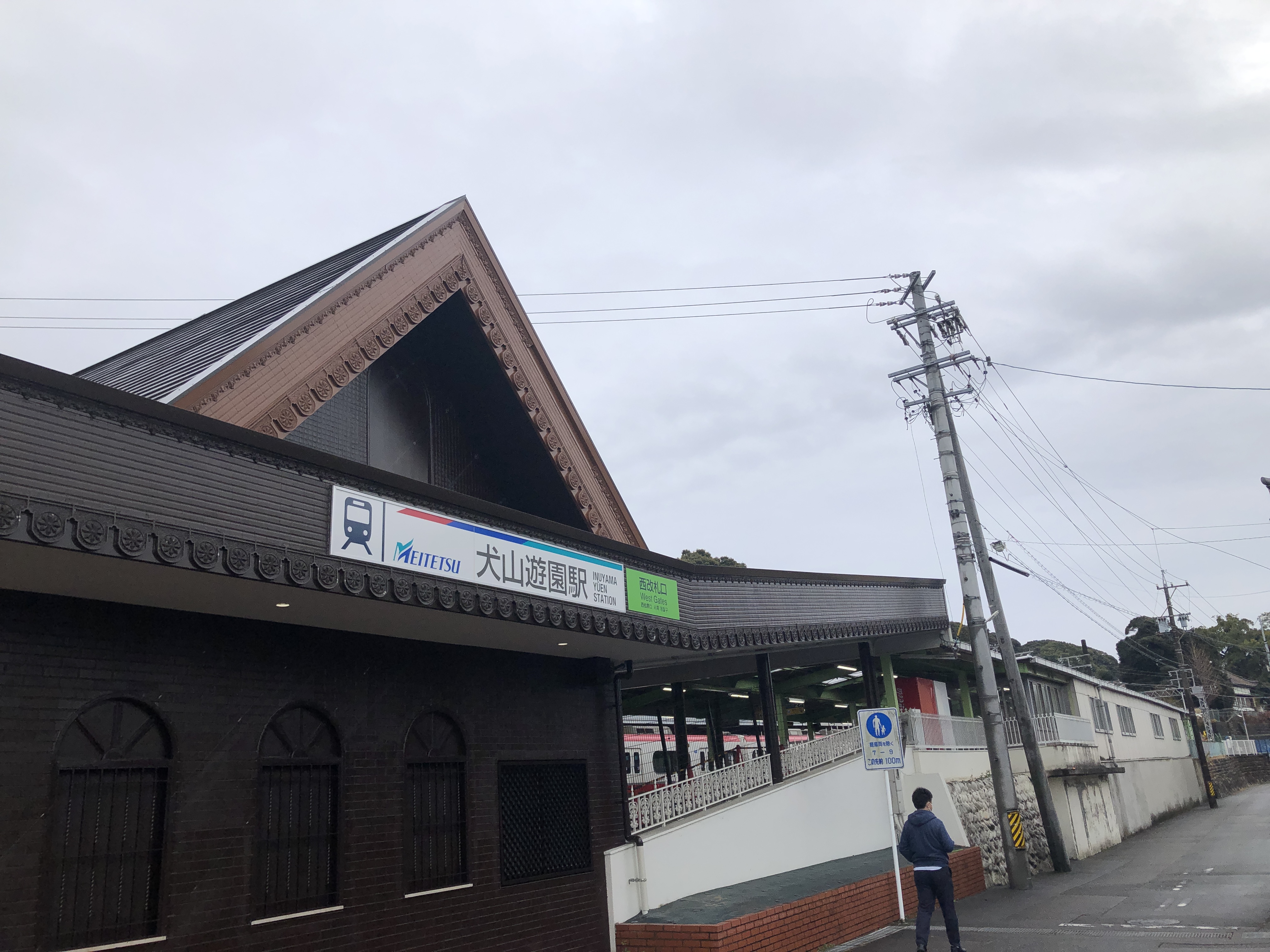 雪が積もっている建物