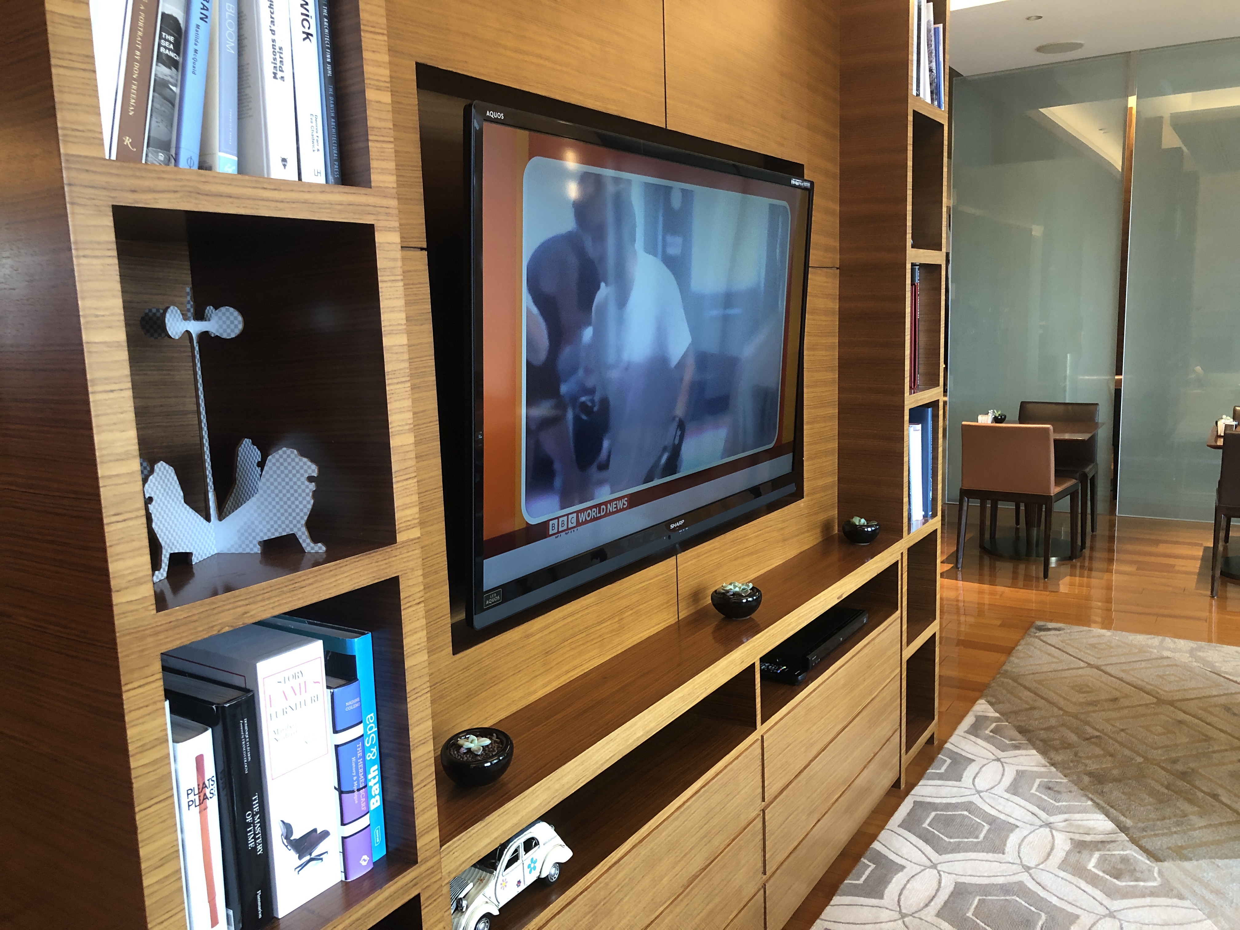 部屋の隅に置かれたテレビ