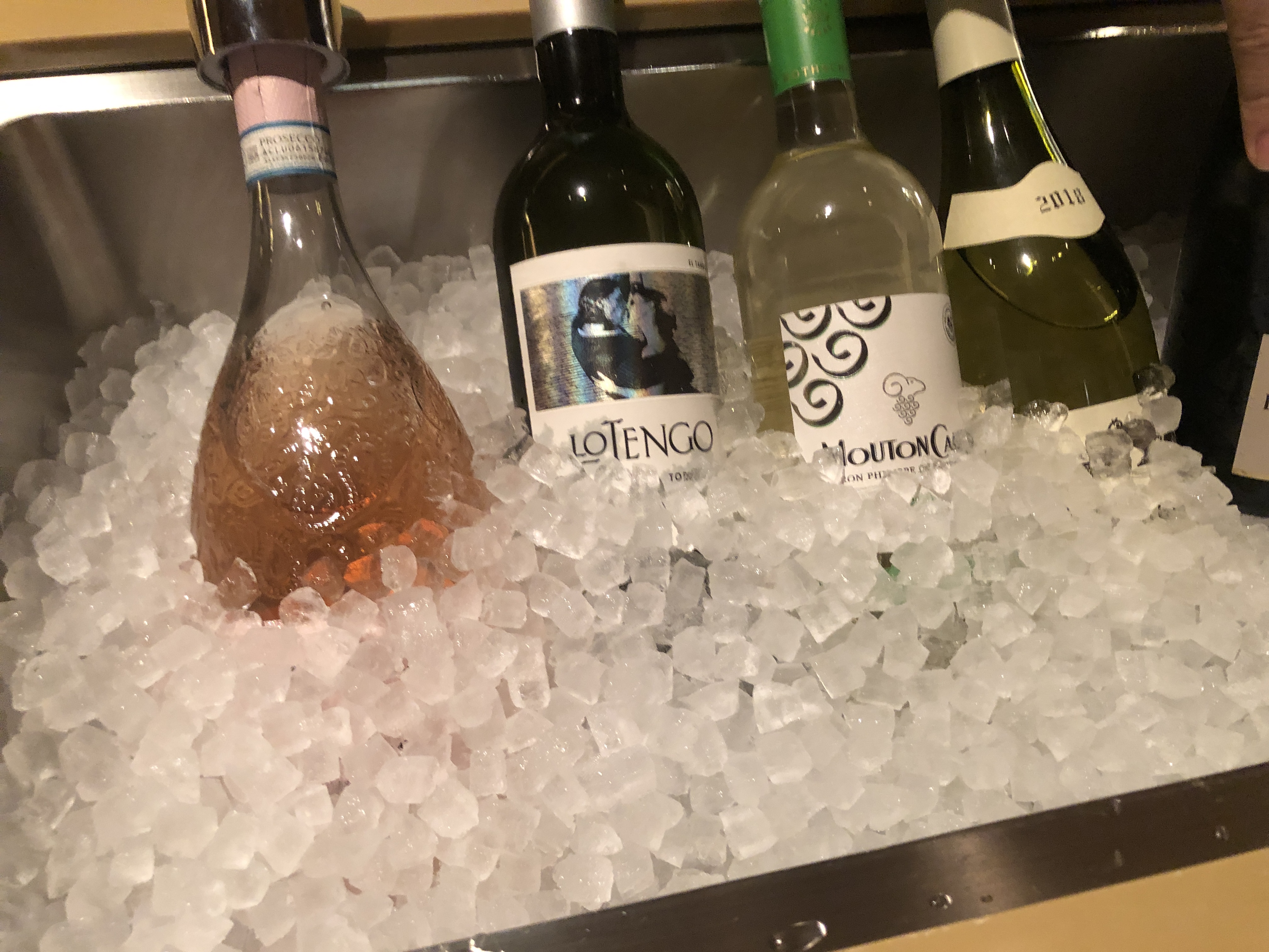 カウンターに置かれたビールの瓶