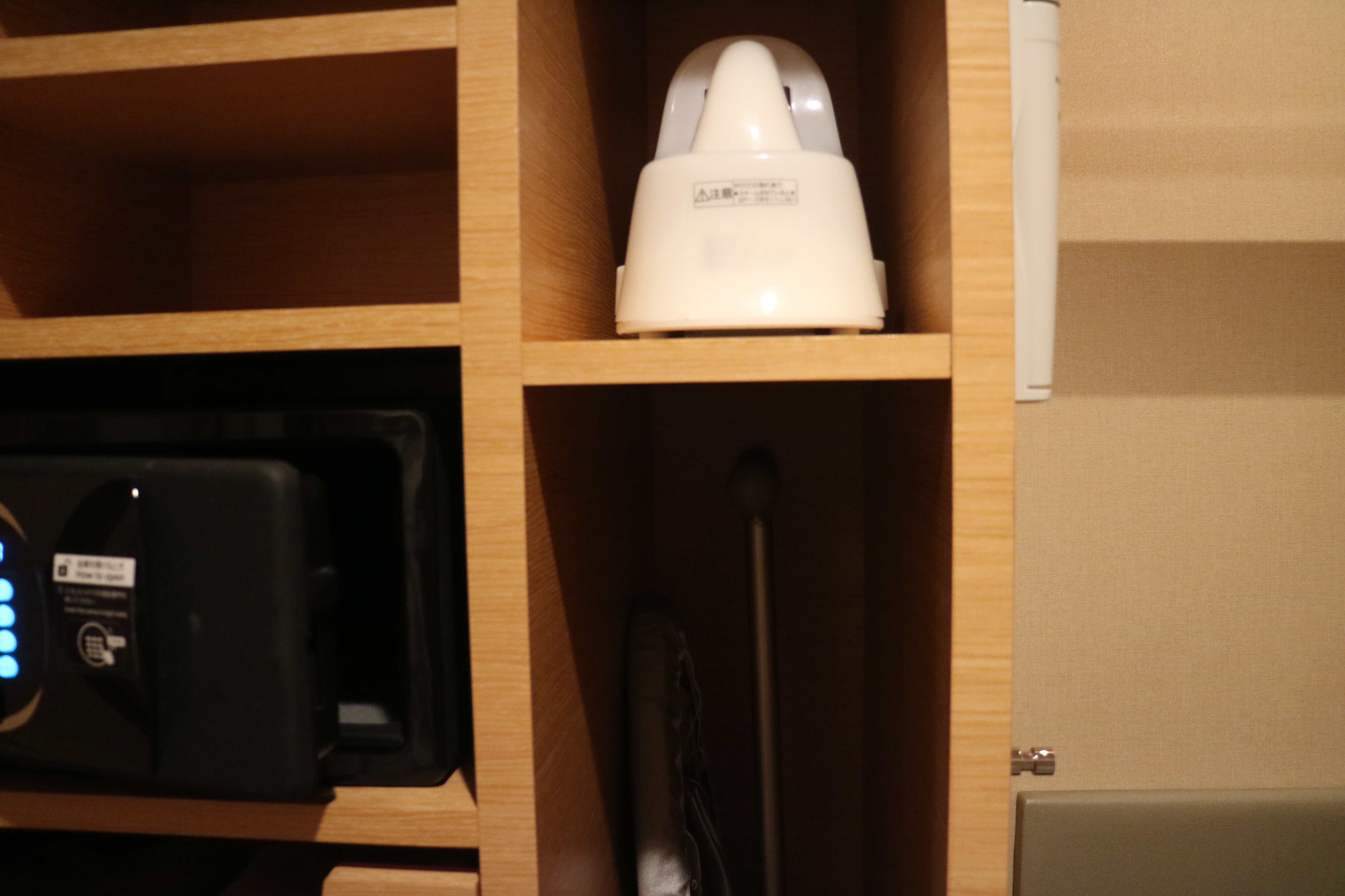 机の上にある電子レンジ