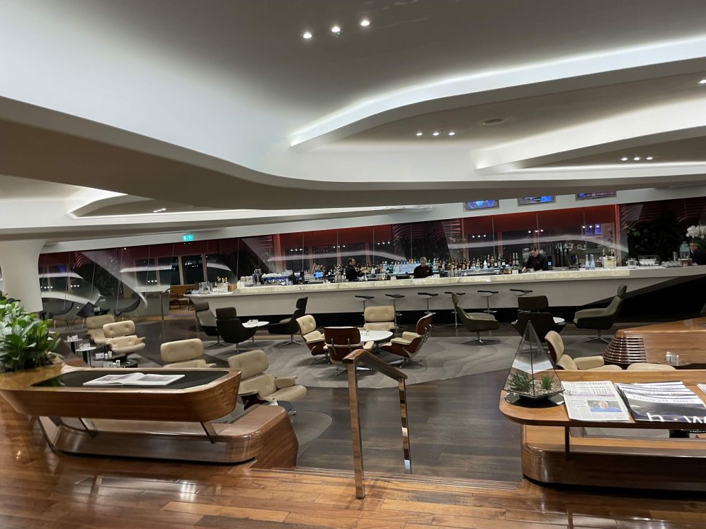 空港の駐機場にとまっている