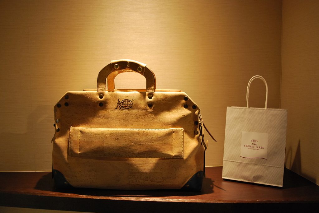 机の上に置かれている