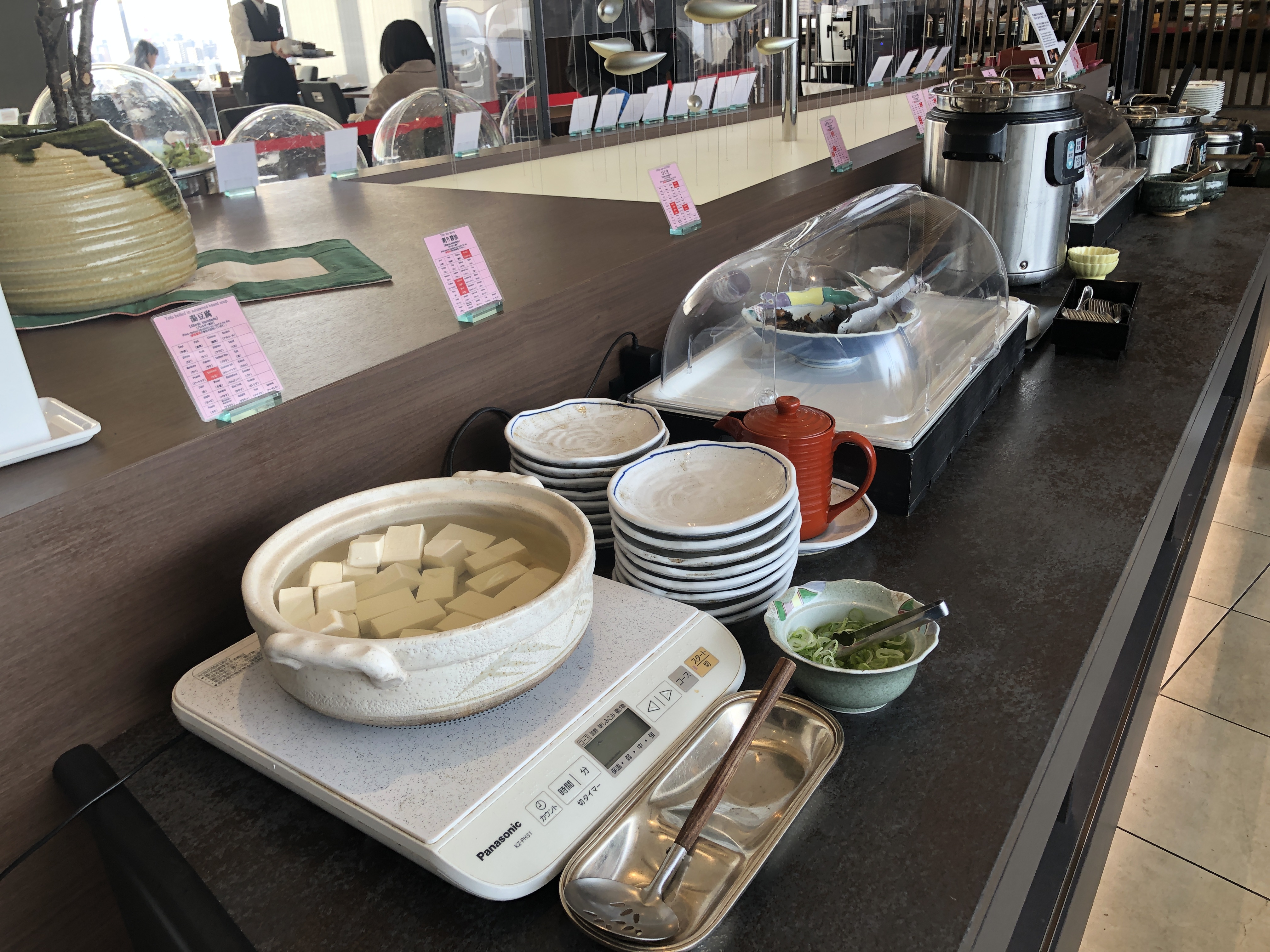 カウンターの上に置かれた料理と飲み物