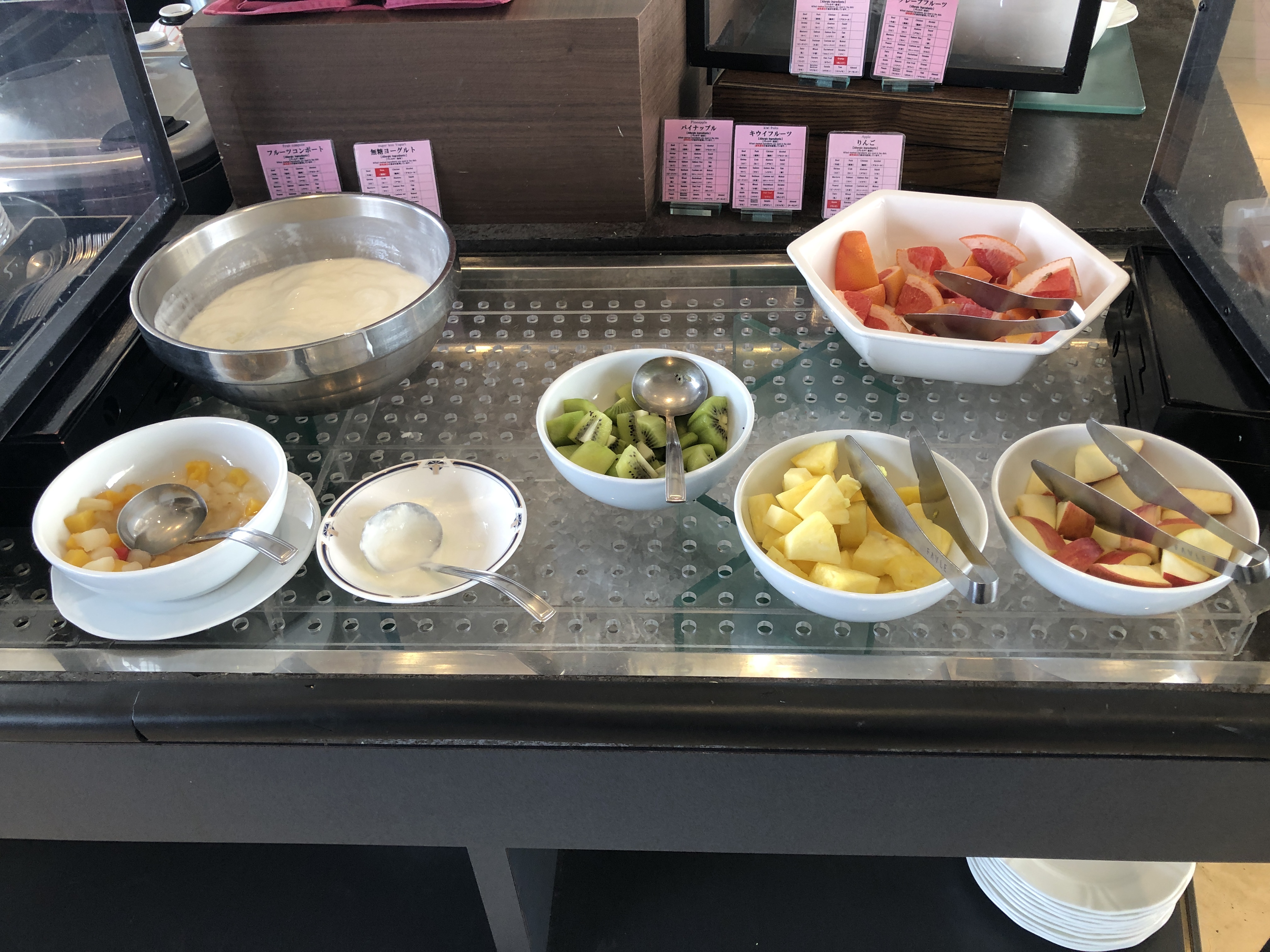 カウンターの上にある数種類の食事
