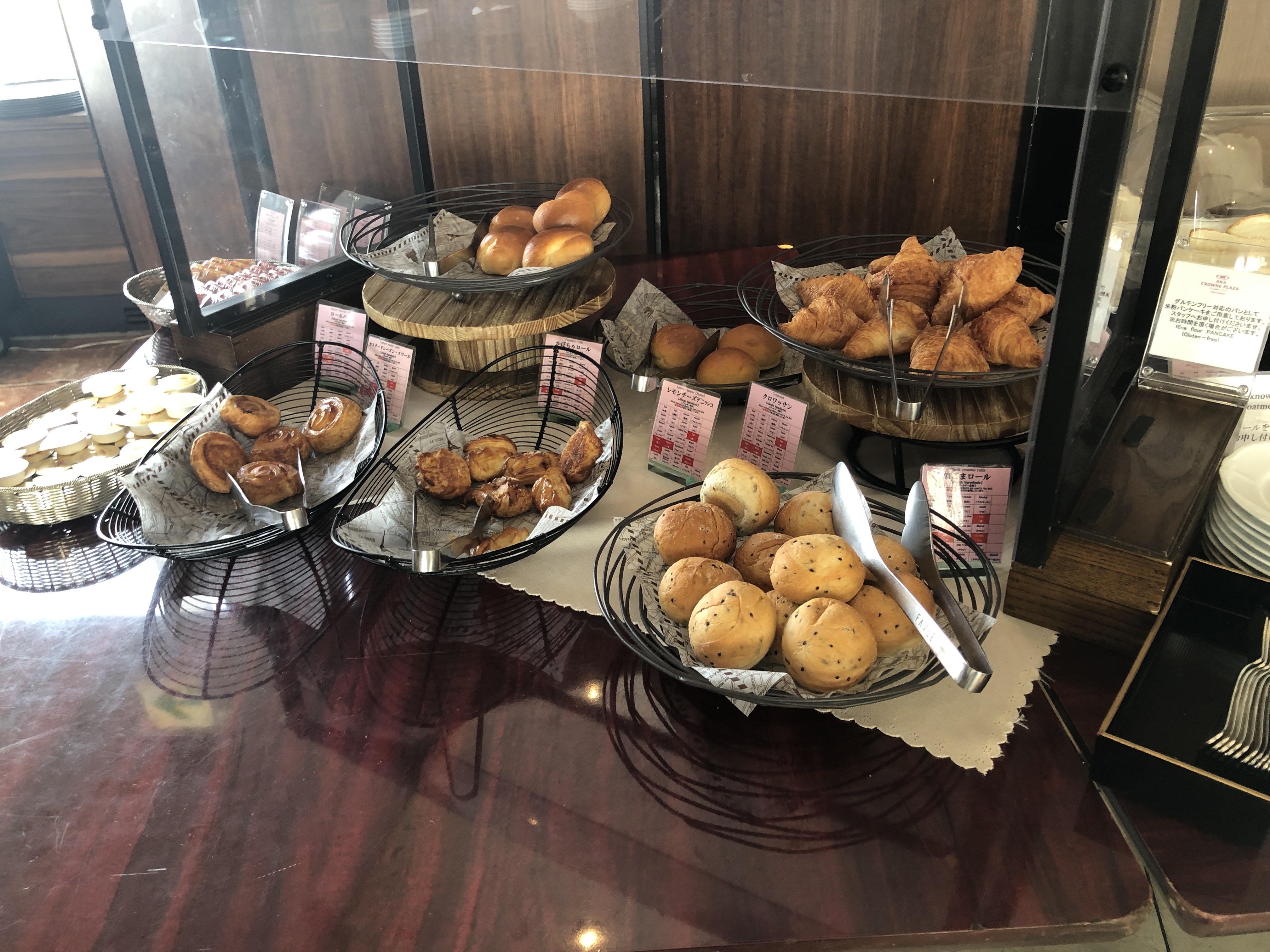 テーブルの上にあるいろんな食べ物