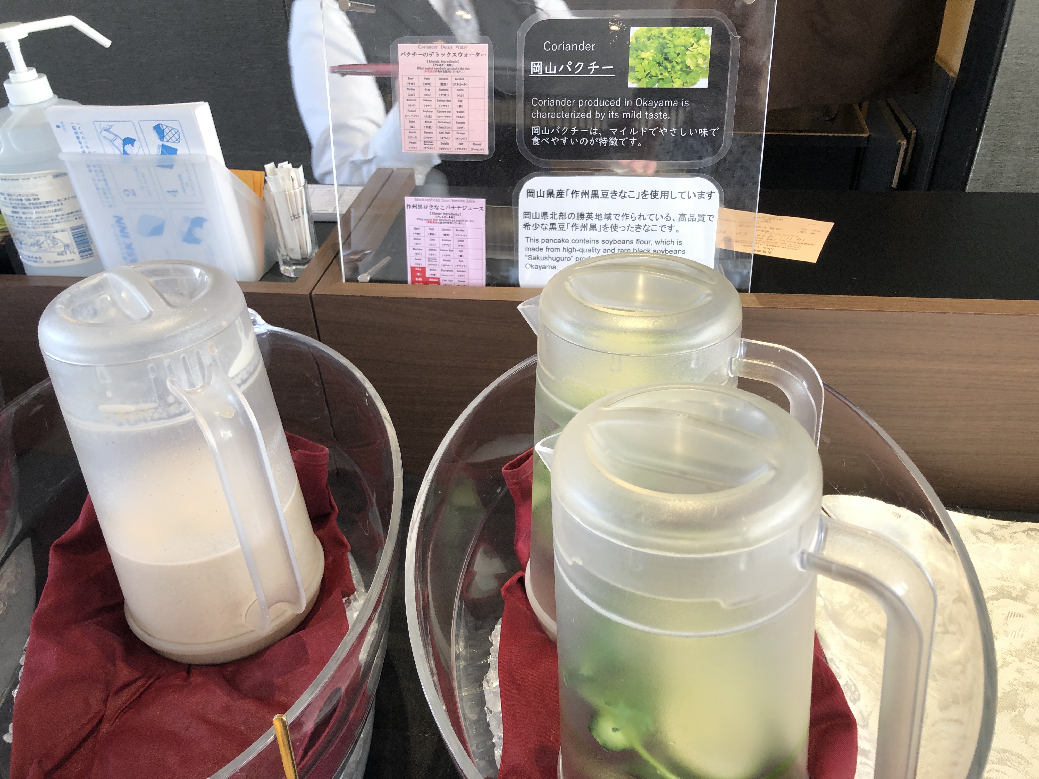 テーブルの上にある数種類のガラスのコップに入った飲み物
