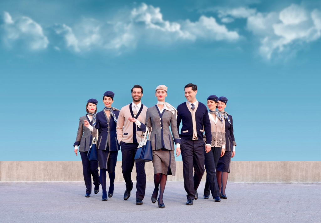 ポーズをとる男性グループ