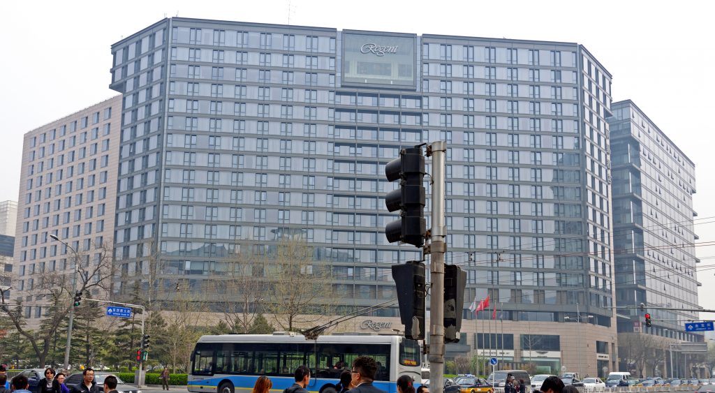 建物の前の広場にいる人々