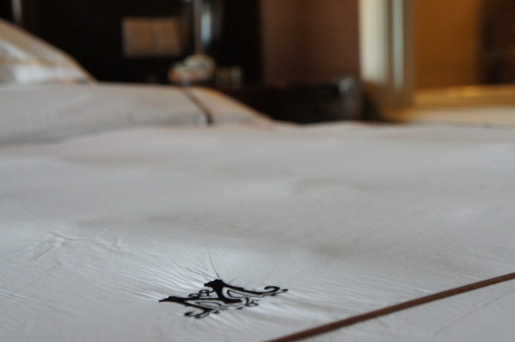 ベッドの上に置かれている