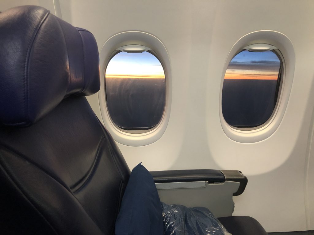 飛行機の座席に座っている
