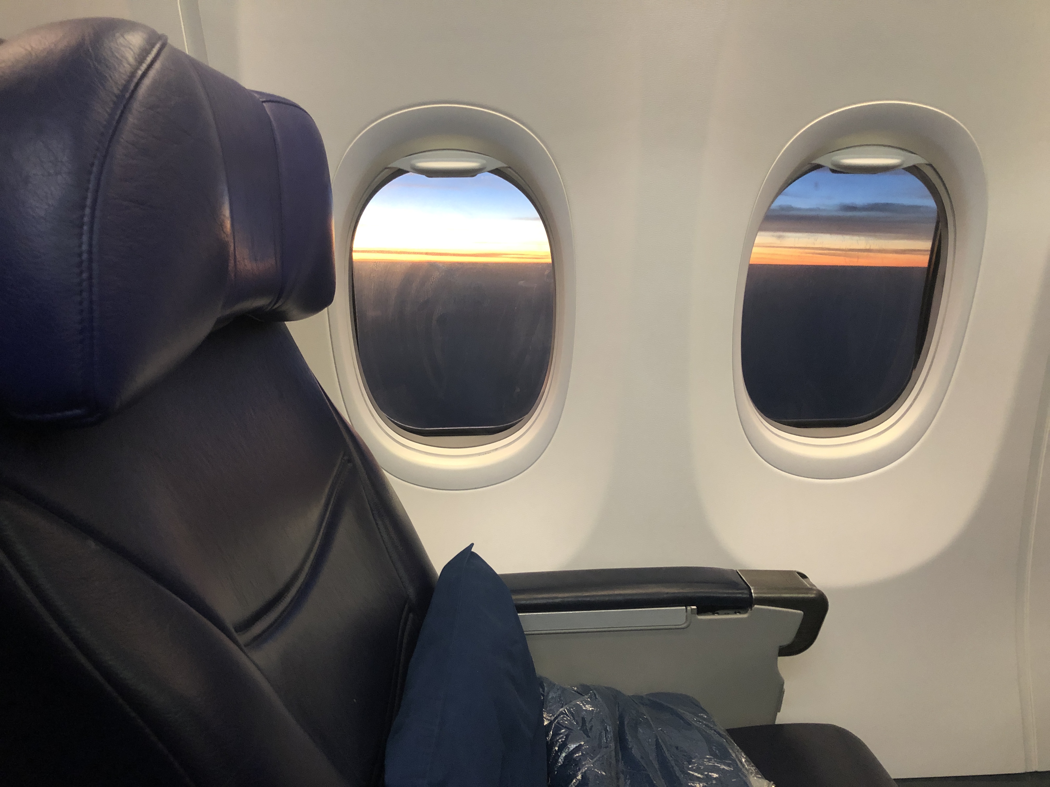飛行機の座席に座っている