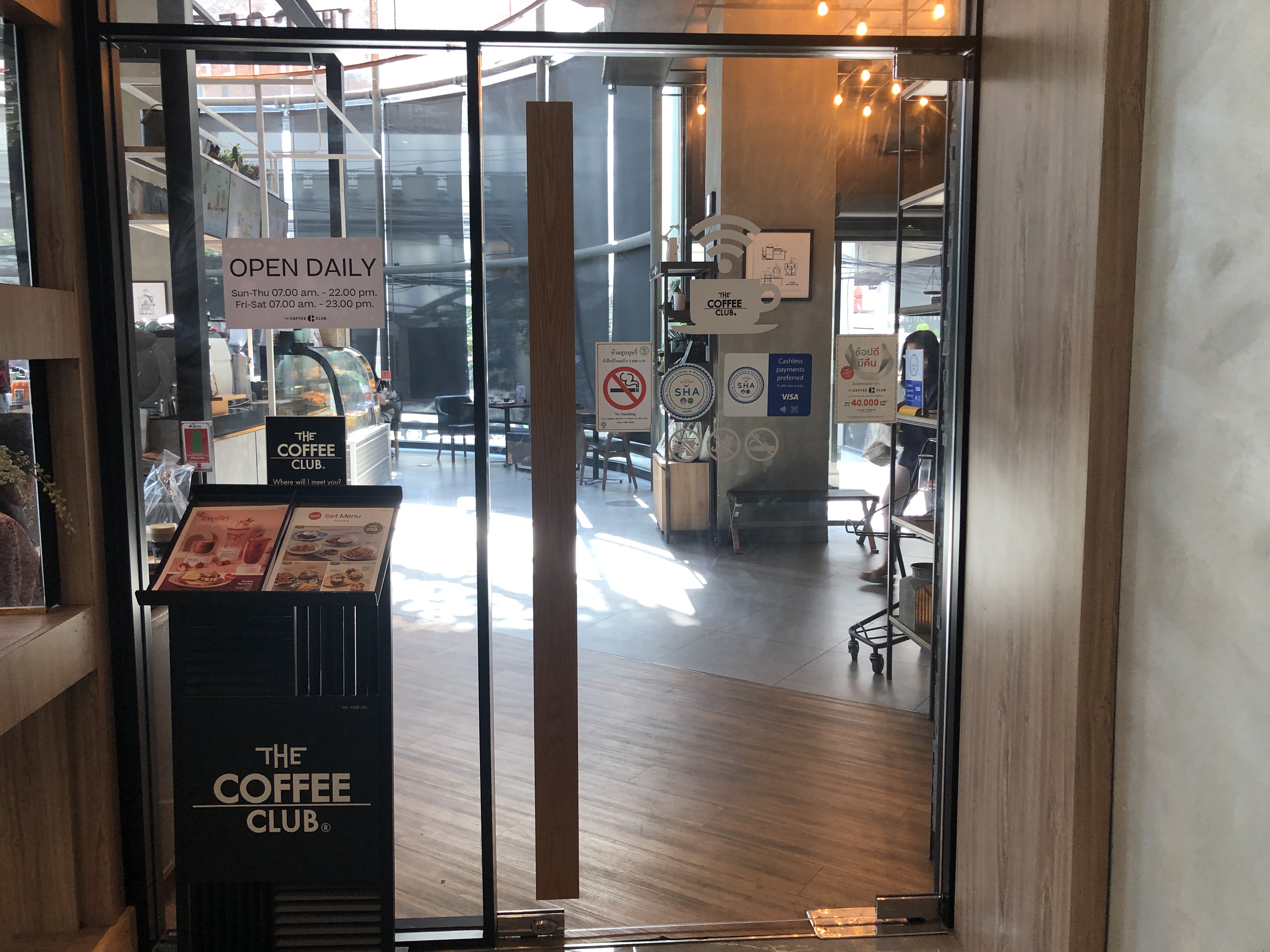 店のドアに貼られたポスター