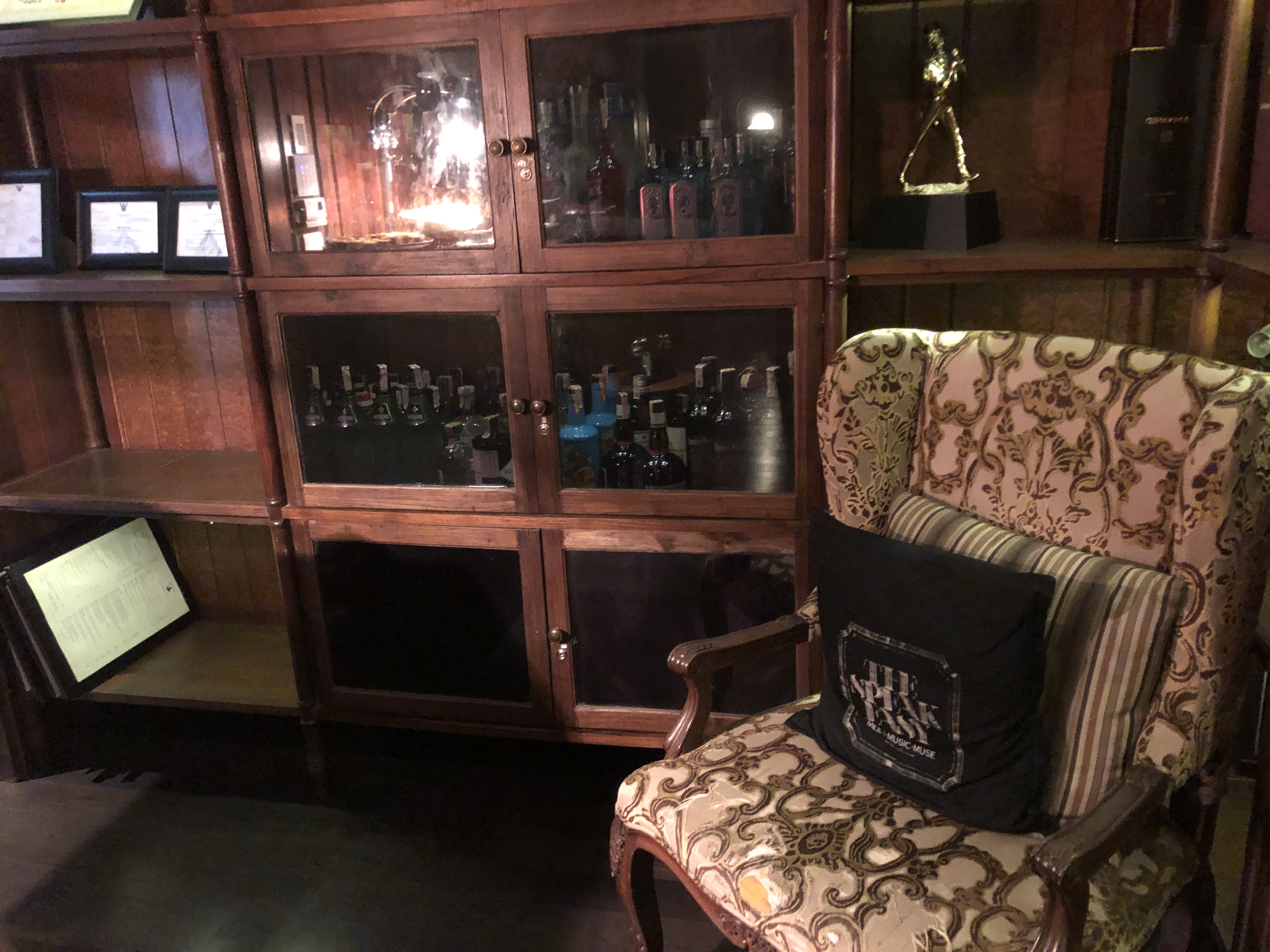 部屋に備えている様々な家具