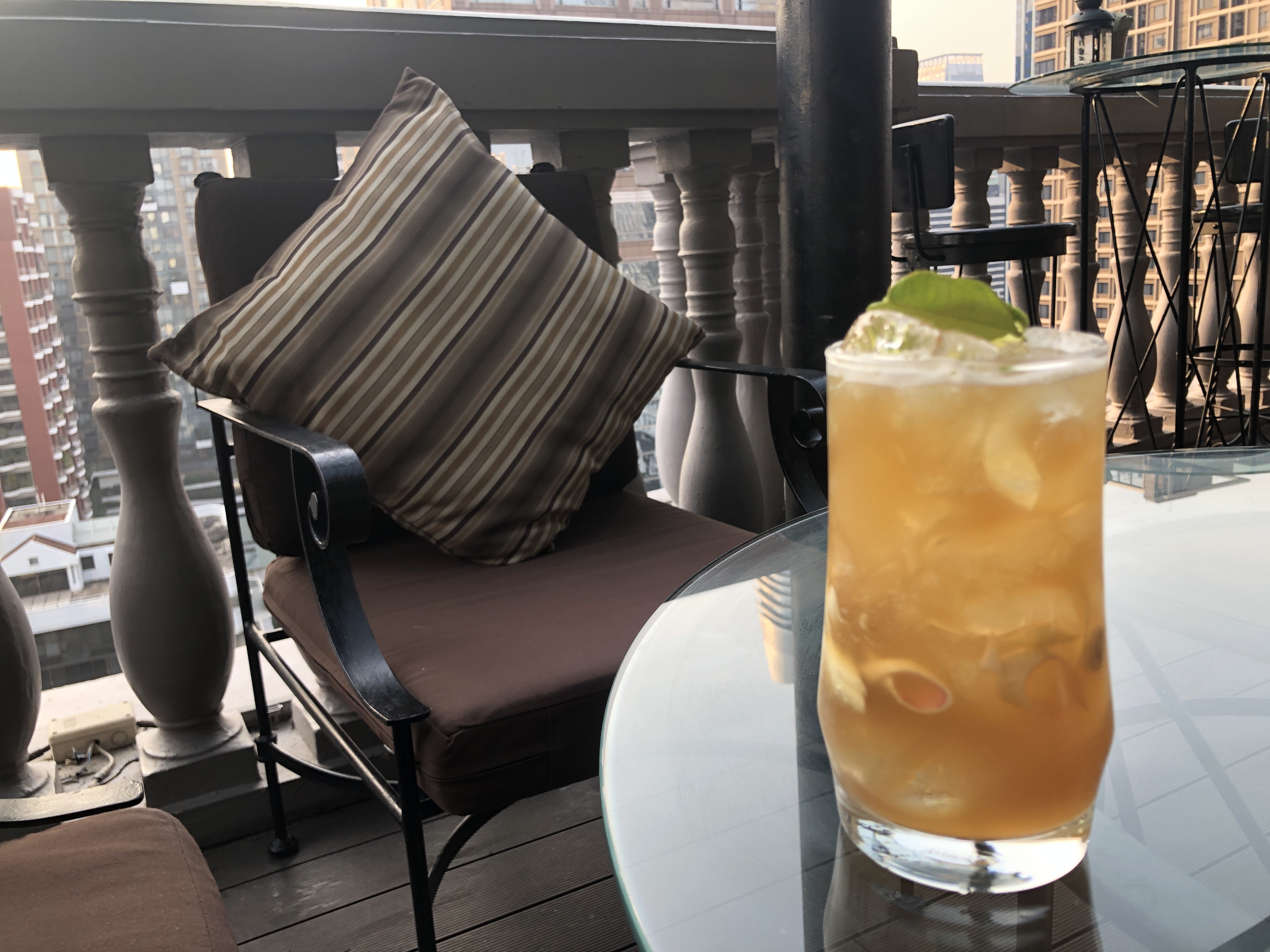 ガラスのテーブルの上にあるビール