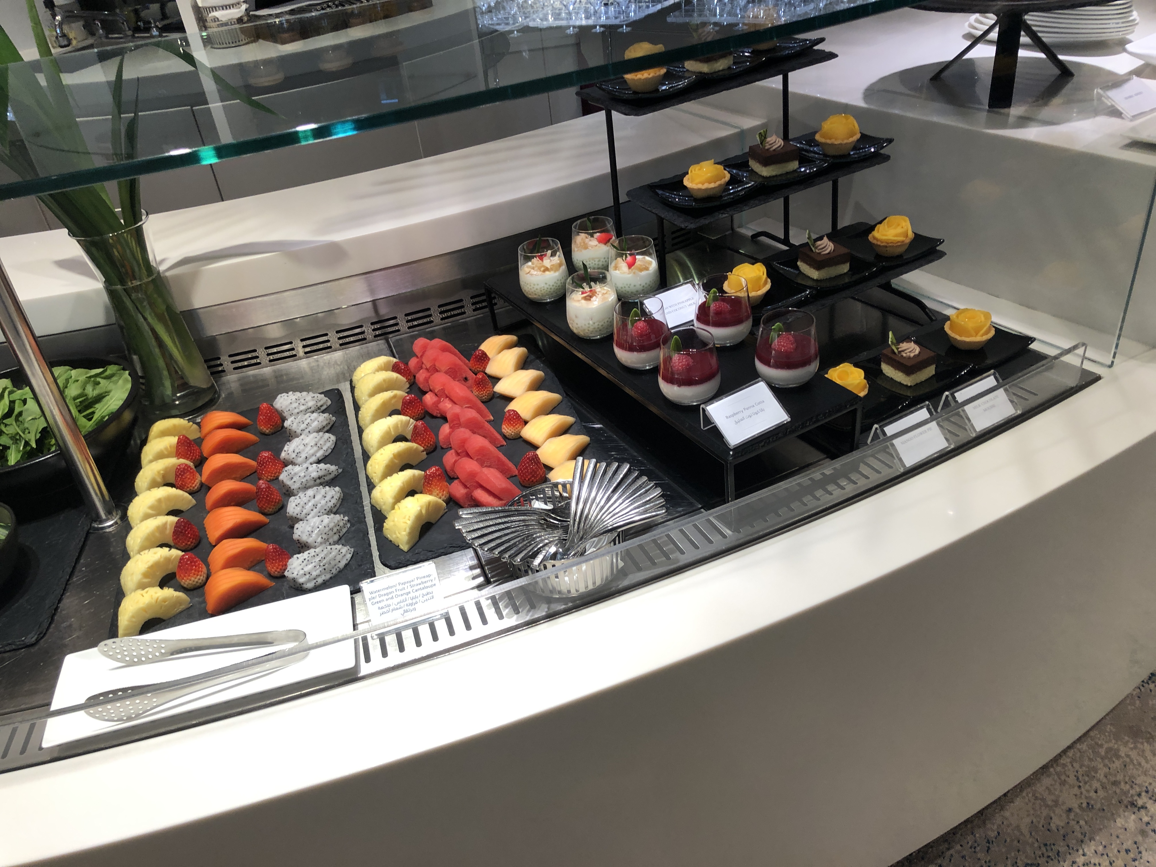 カウンターの上にある数種類の食べ物