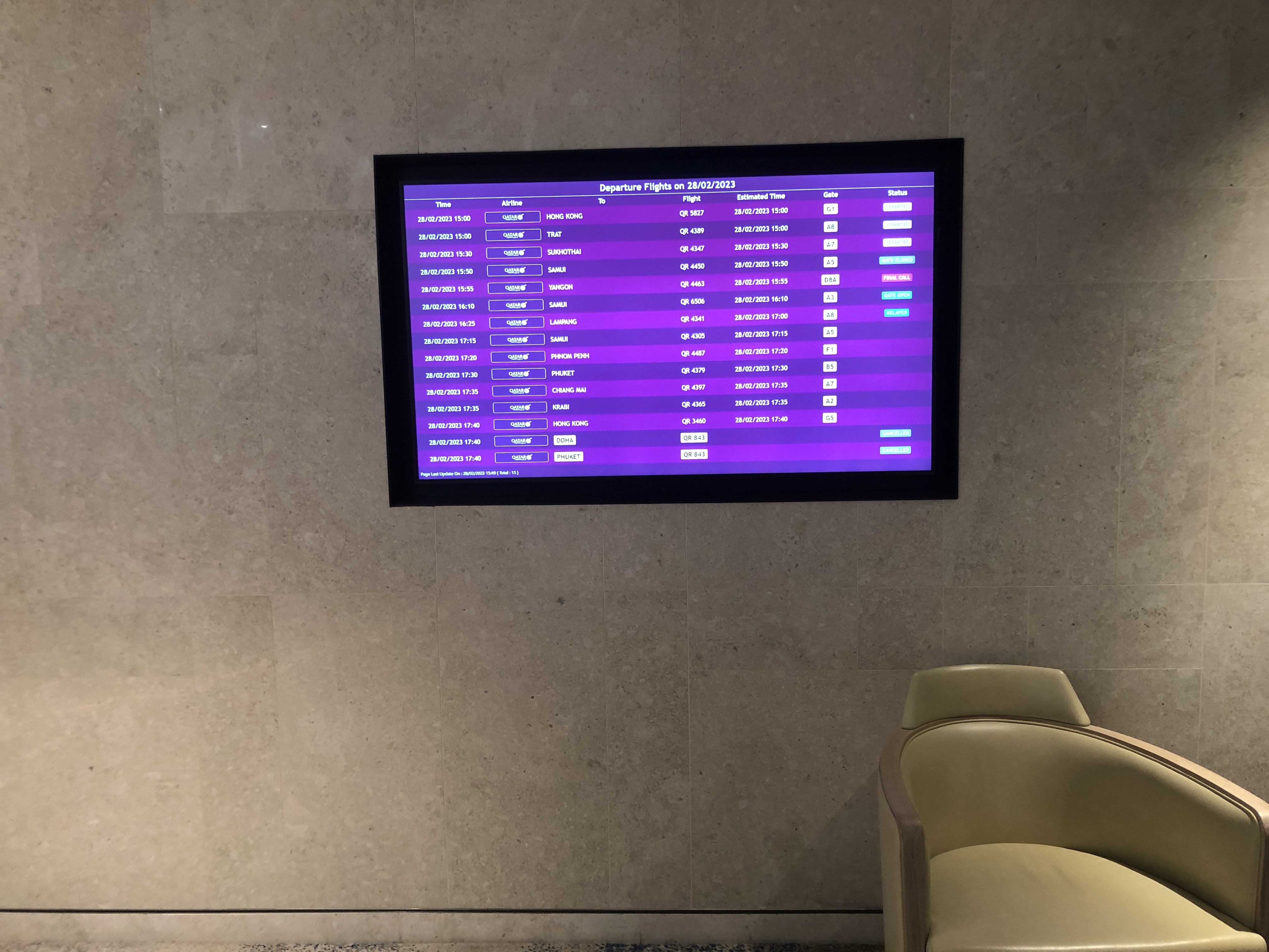 壁に掛けられたテレビ
