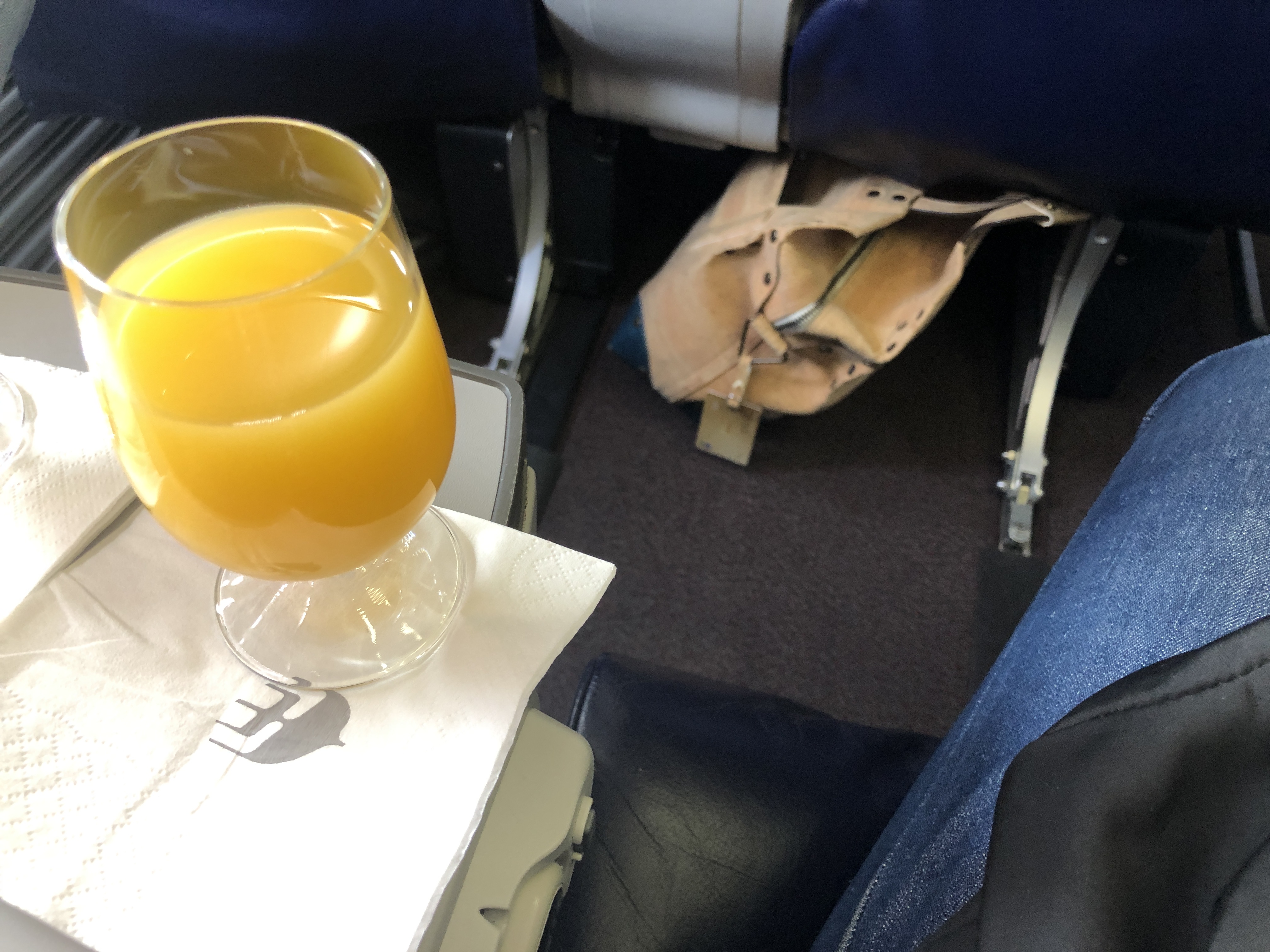 テーブルの上にカップに入った飲み物