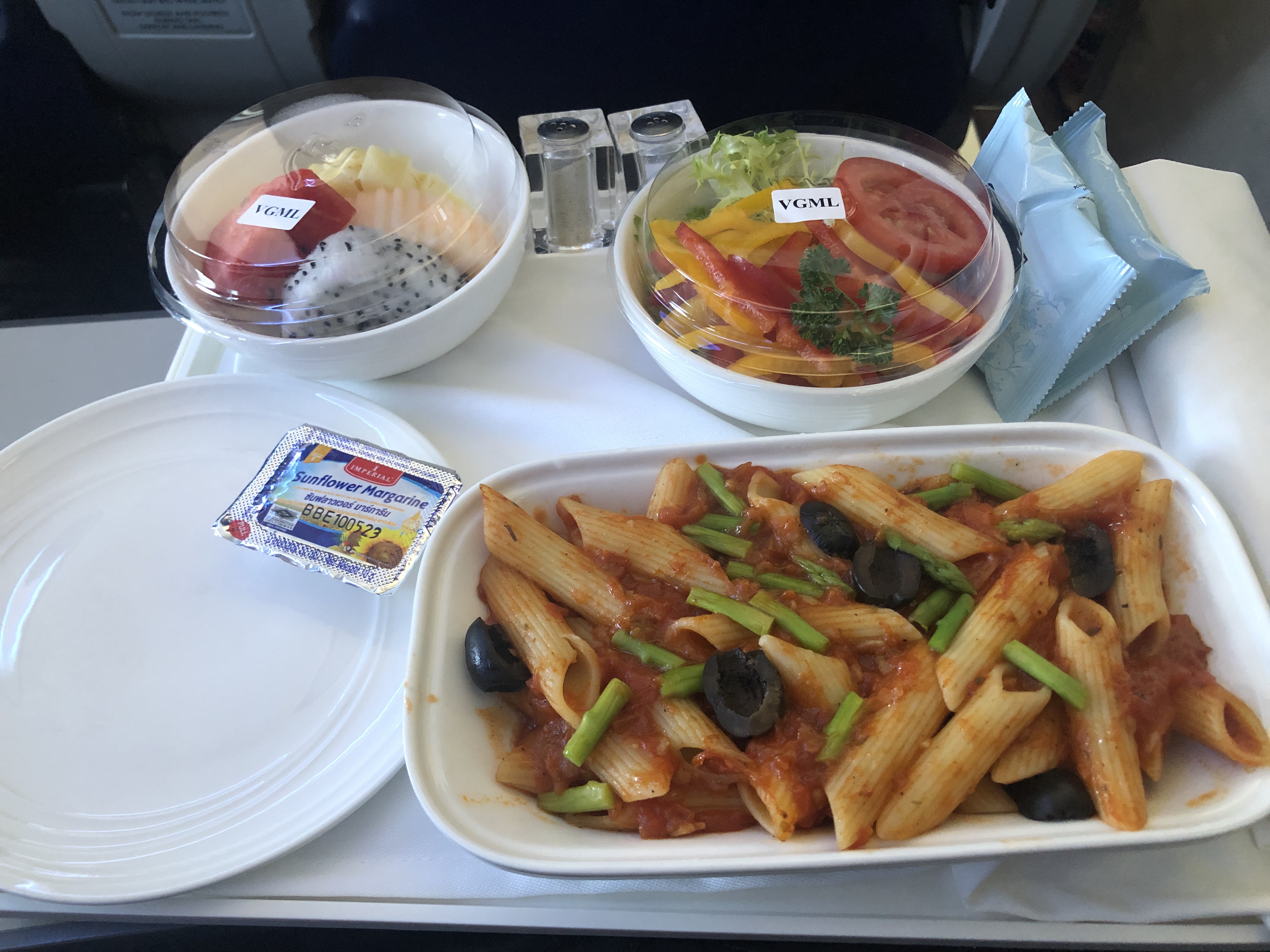 テーブルの上にあるいろんな料理