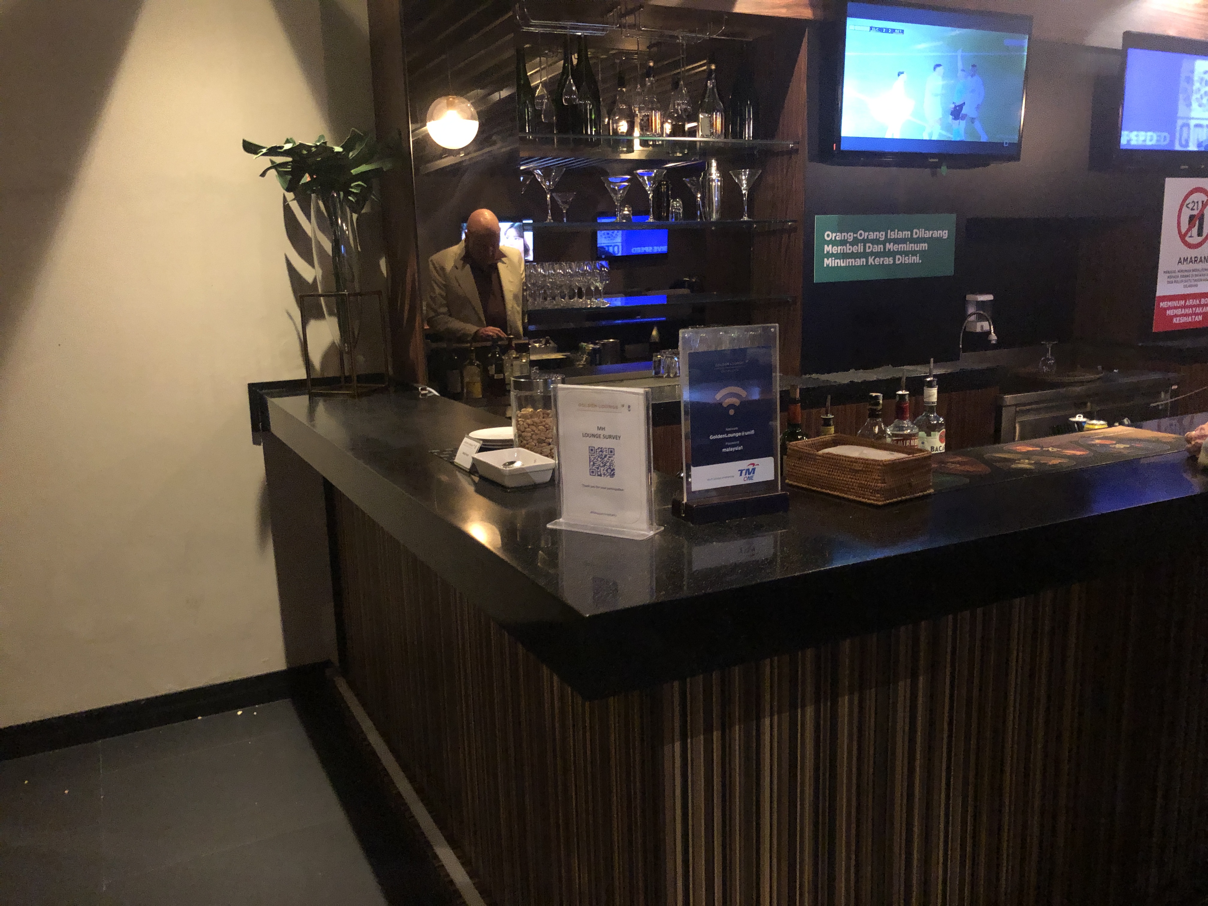 カウンターの上にあるテレビ