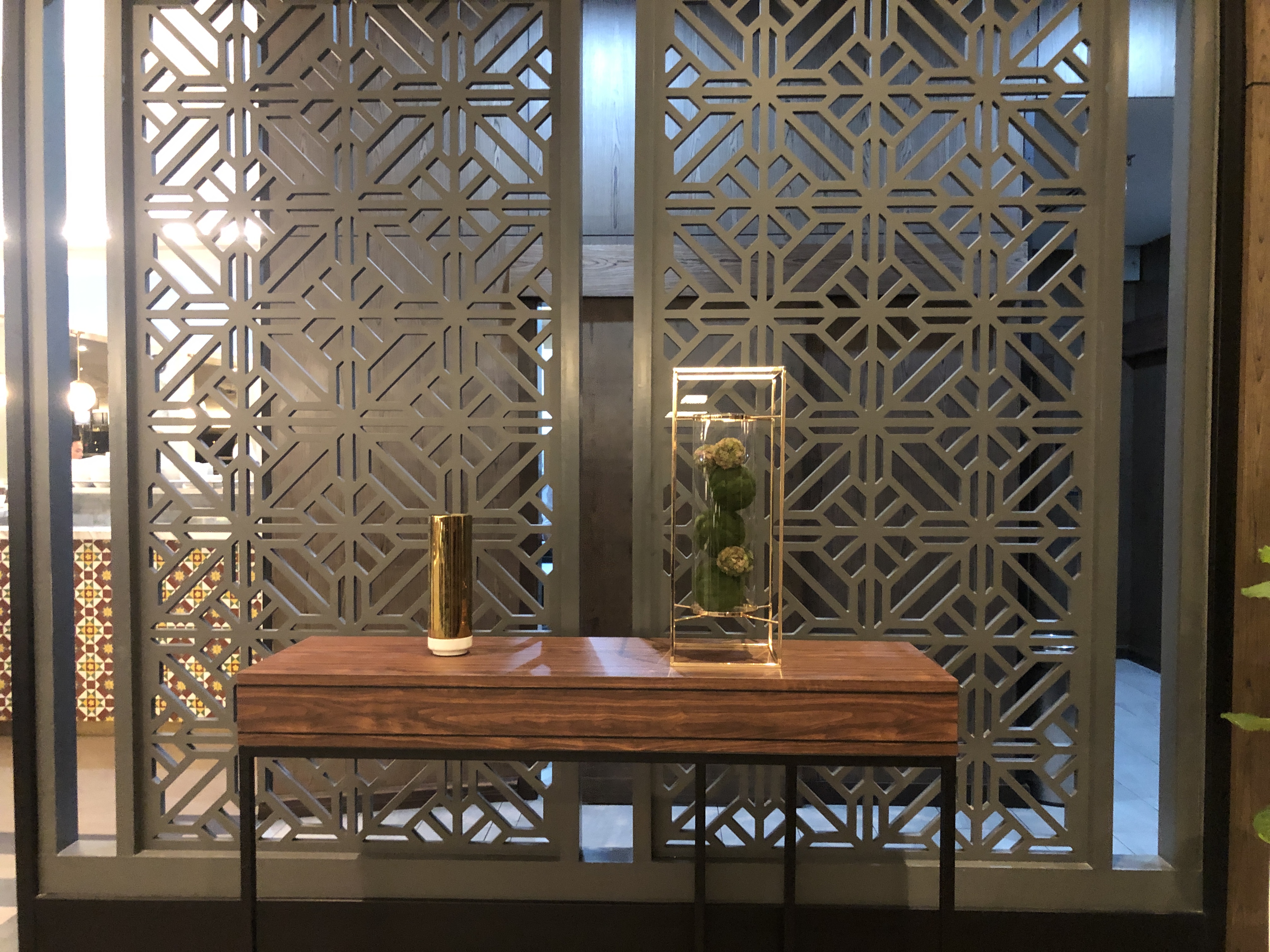 木製テーブルの上にある花瓶