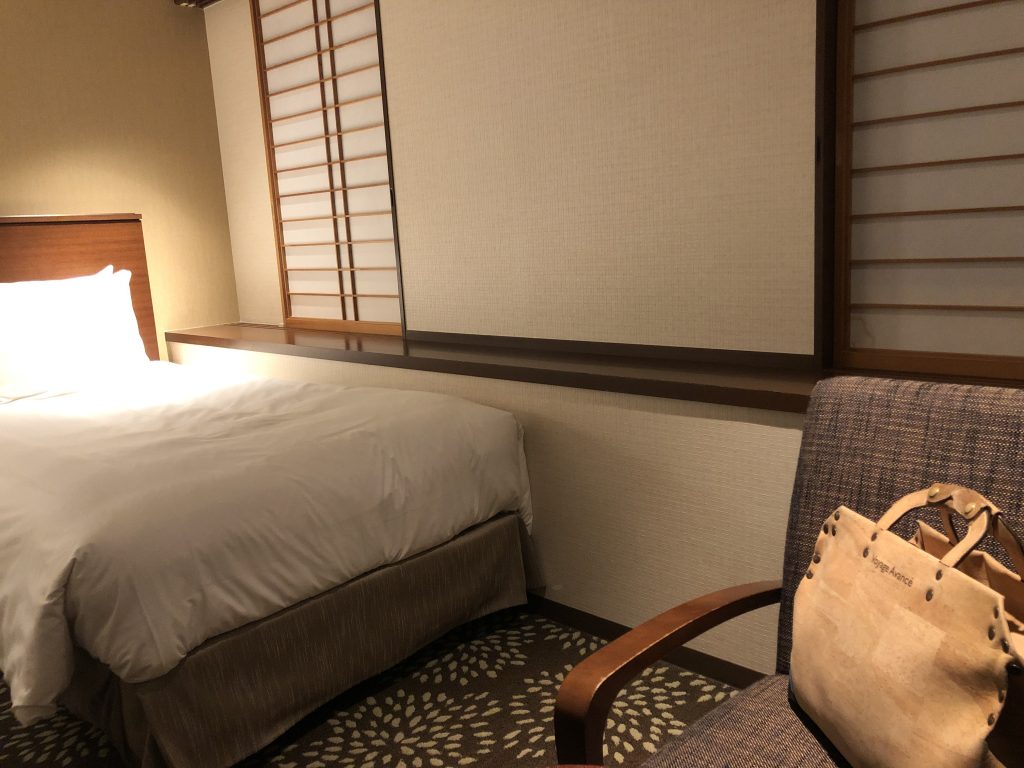 寝室の一角にあるベット