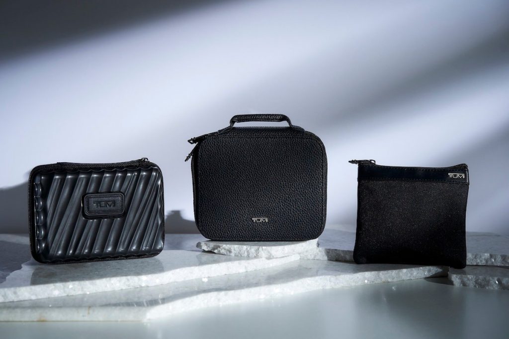 雪の上にあるケーキ