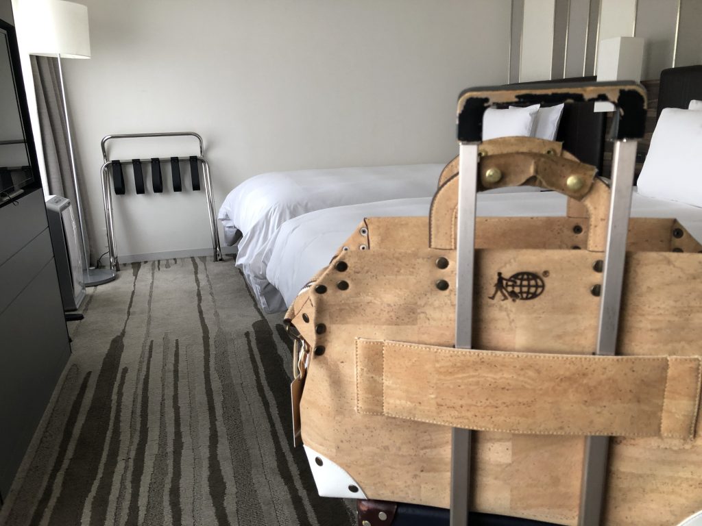 部屋の隅に置かれたベッド