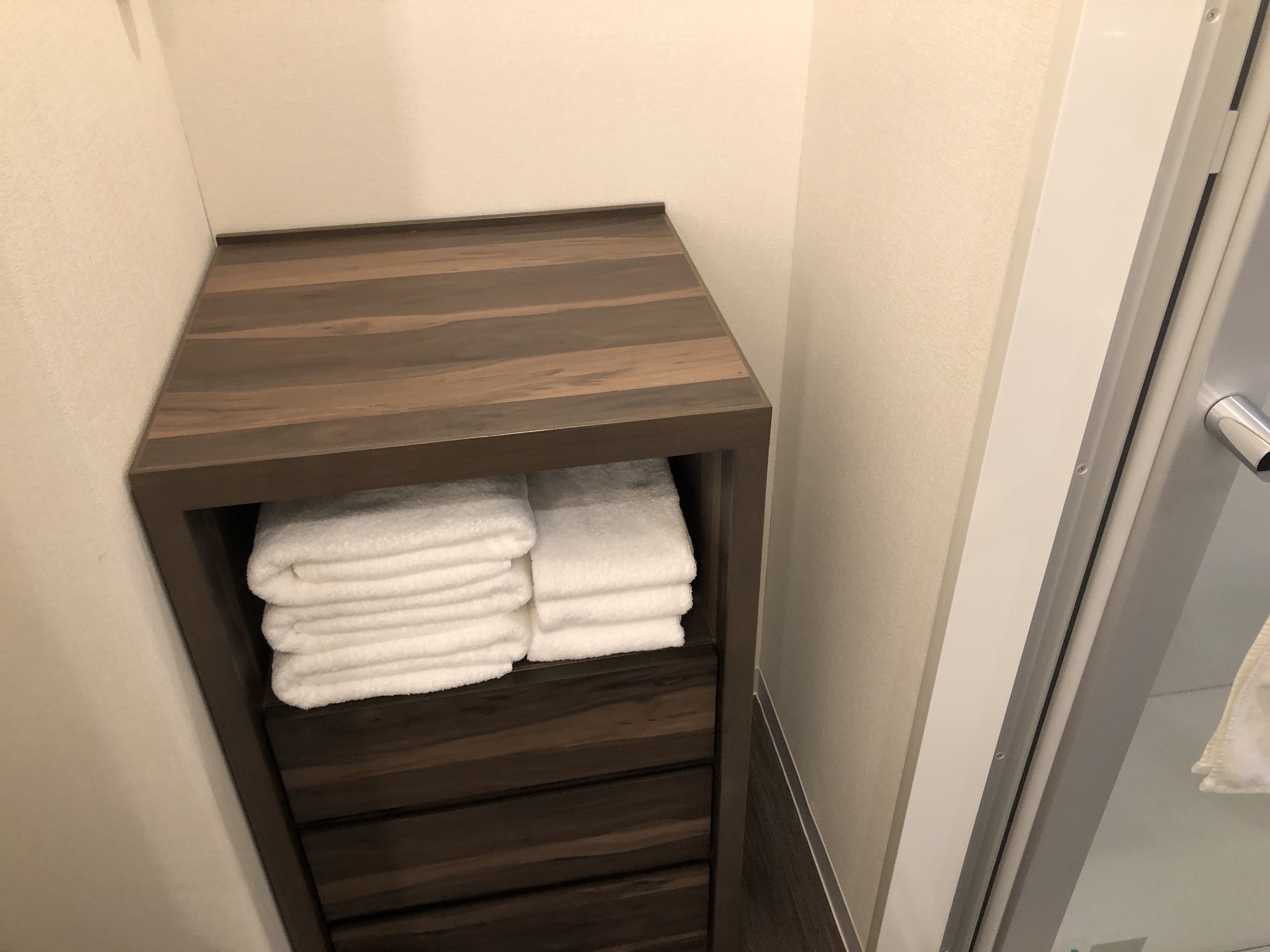 部屋の隅に置かれている