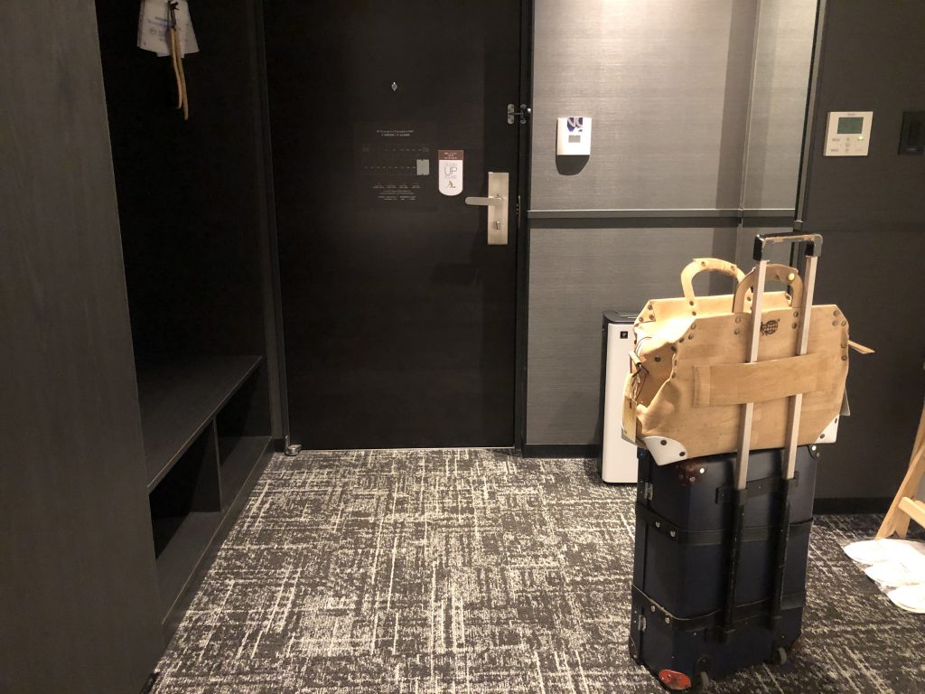 部屋の隅に置かれたスーツケース