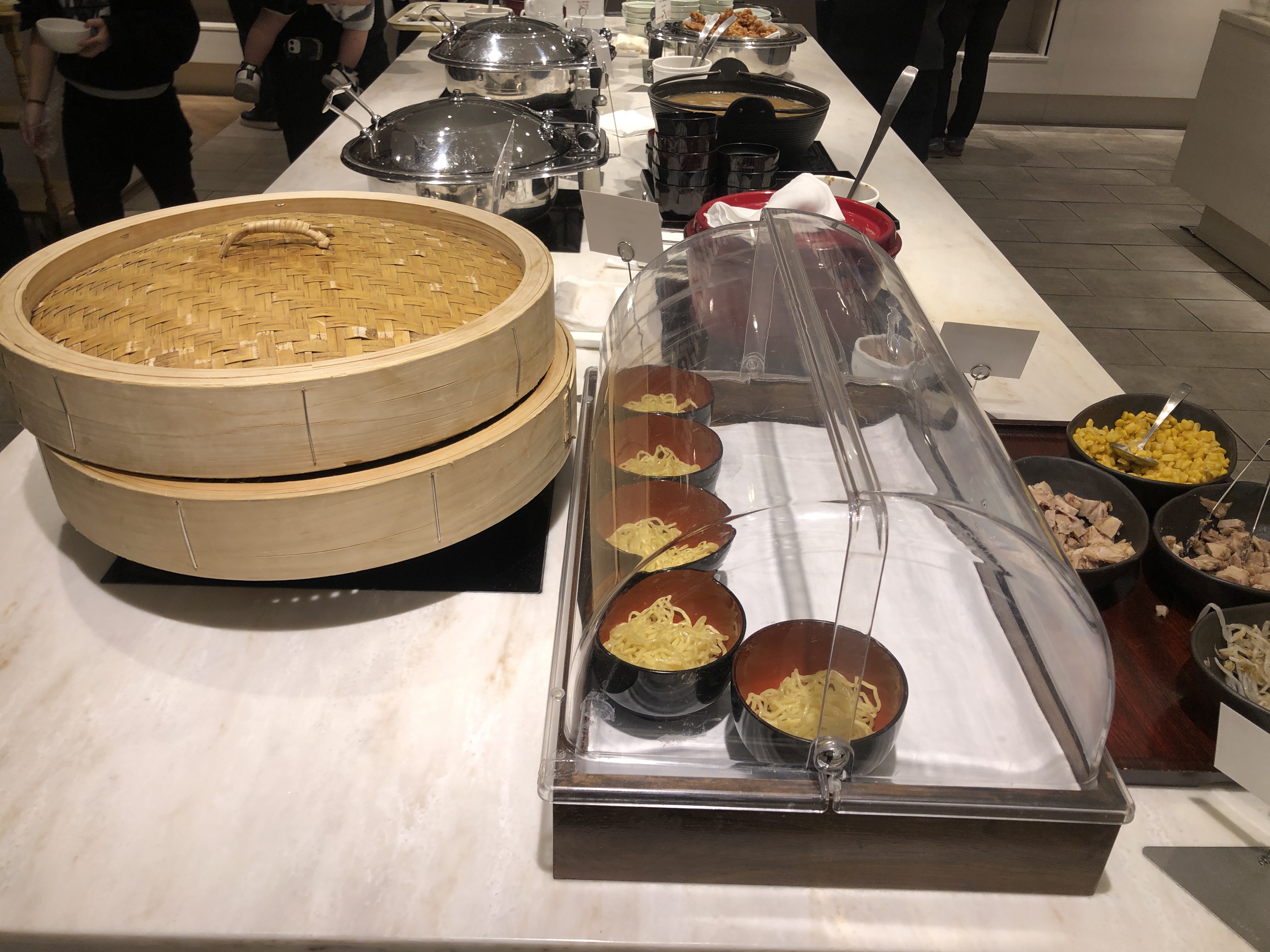 テーブルの上にある数種類のケーキ