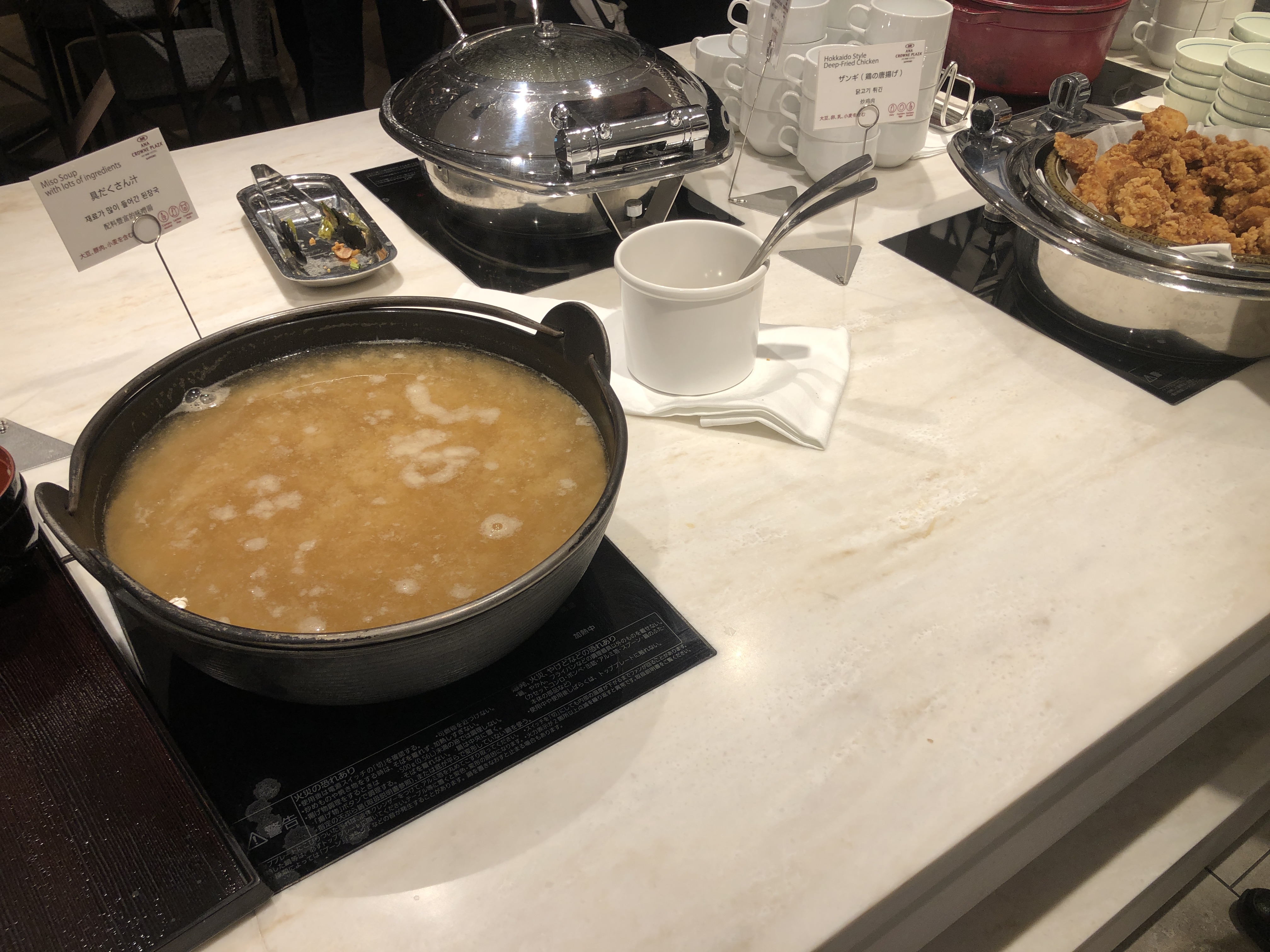 カウンターの上にあるスープ
