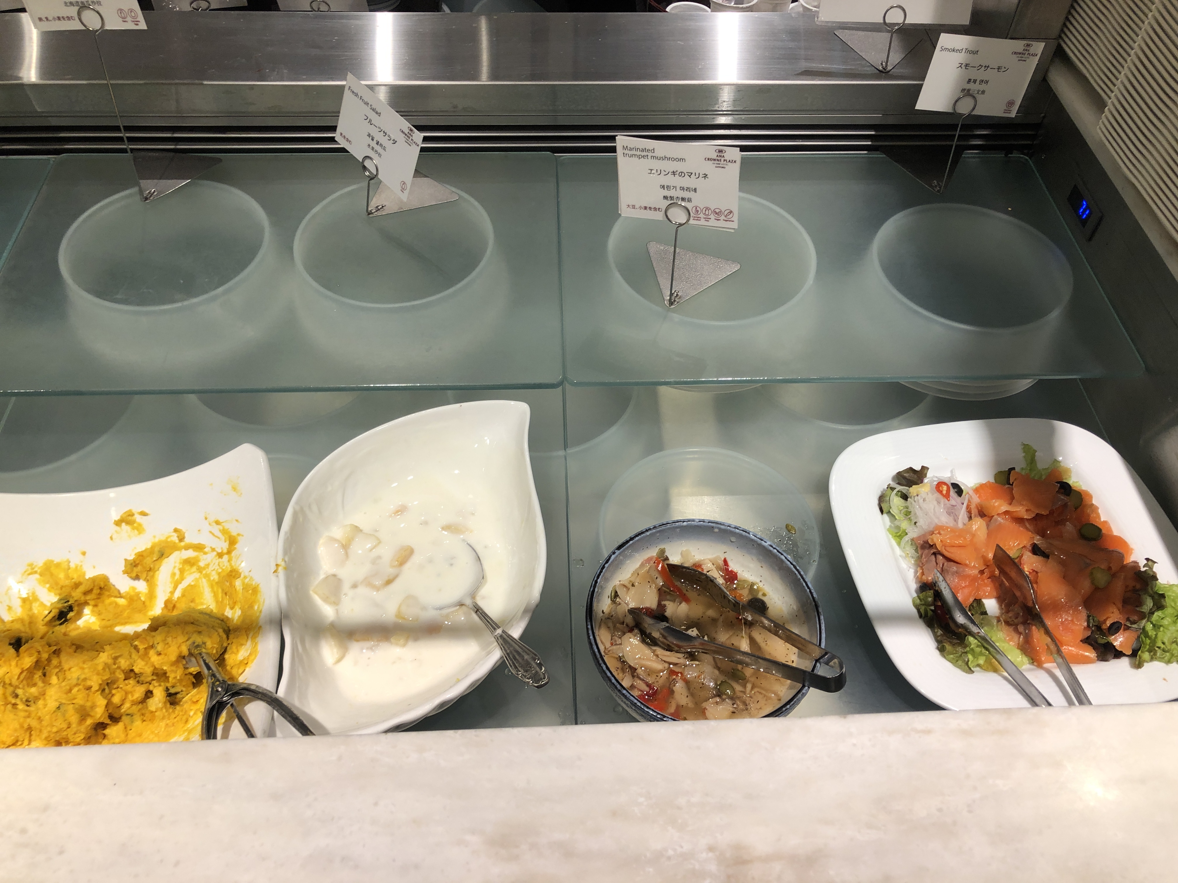 テーブルの上にあるいろんな食べ物