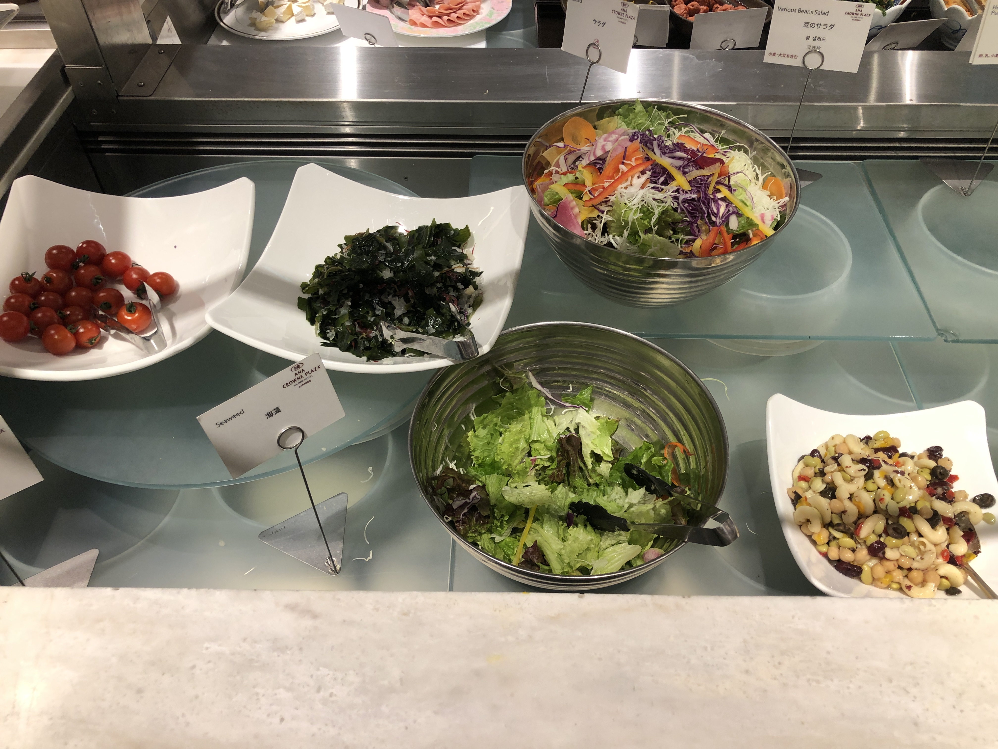 テーブルの上にあるいろんな料理